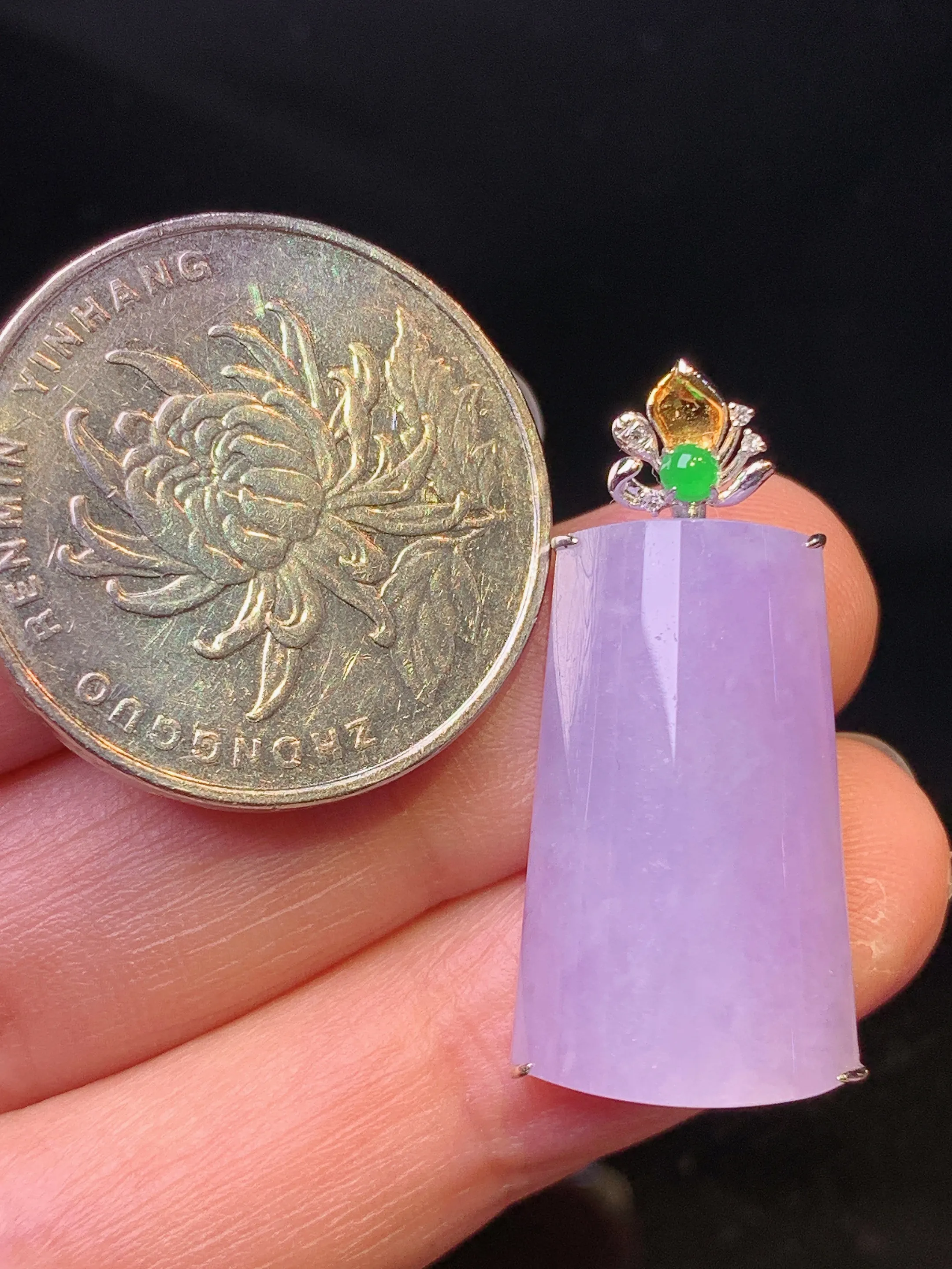 18k金钻镶嵌紫罗兰玉柱吊坠 玉质细腻 色泽艳丽清新 整体尺寸30*17.3*7.7