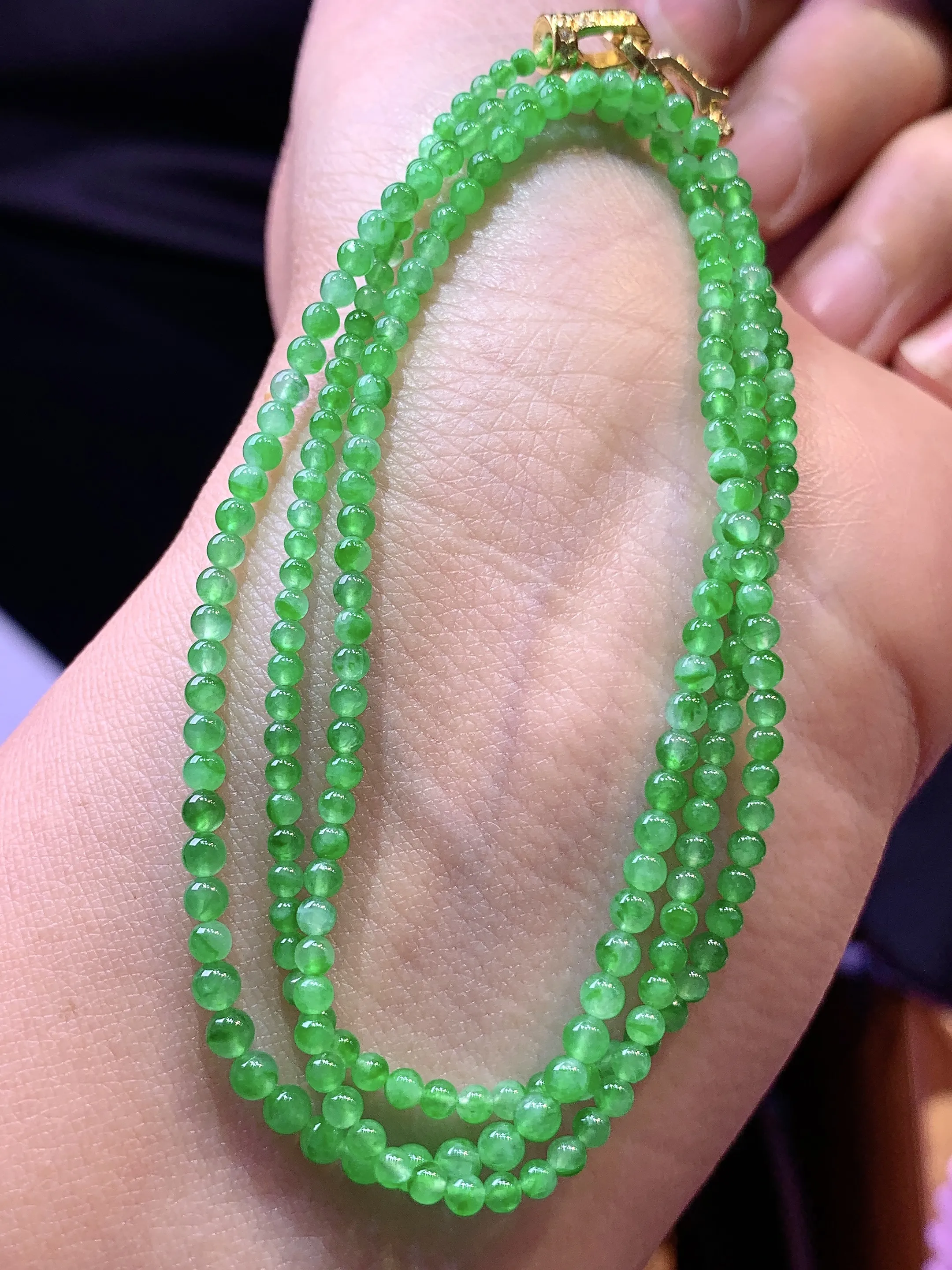 翠绿小米珠项链 玉质细腻 色泽艳丽清新 整体尺寸2.8