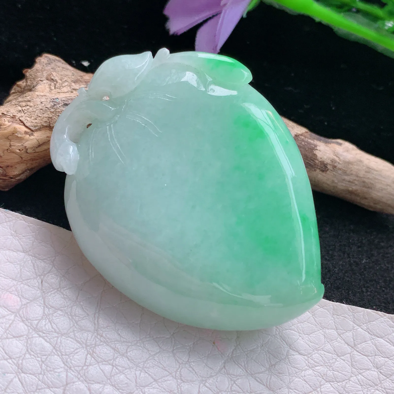 zen自然光48*36.8*14.5天然缅甸翡翠飘阳绿桃子 大寿桃玉吊坠 玉挂件