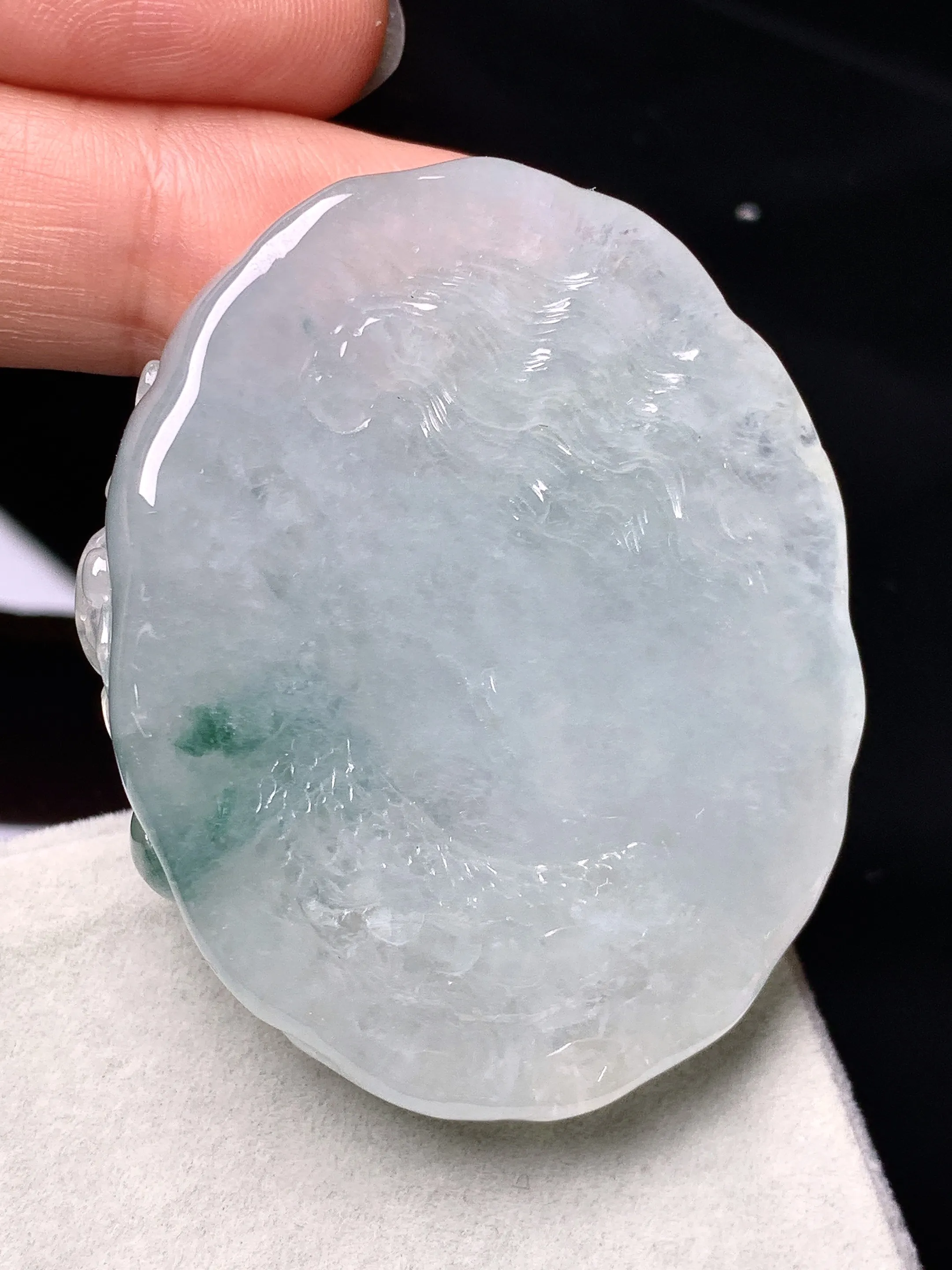 飘绿龙牌吊坠 玉质细腻 色泽艳丽清新 整体尺寸47.8*39.3*11.2