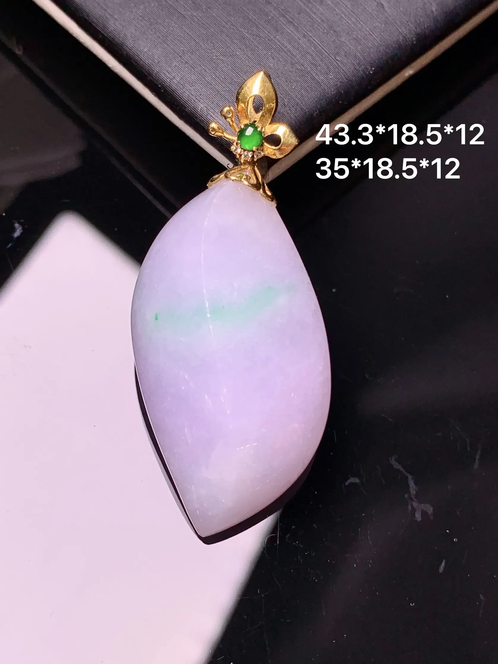 18k金钻镶嵌紫罗兰飘绿随形吊坠 玉质细腻 色泽艳丽清新 整体尺寸43.3*18.5*12