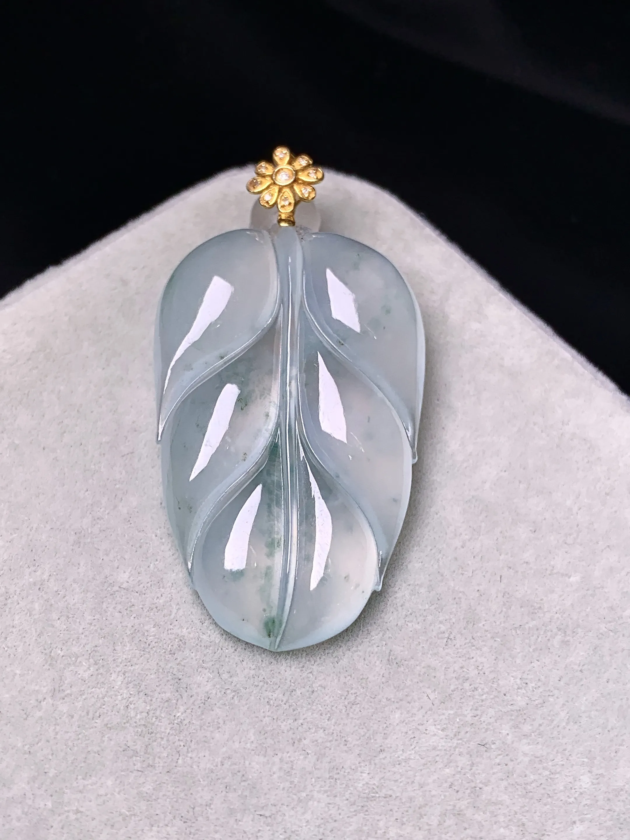 18k金镶嵌冰种冰种树叶吊坠 玉质细腻 色泽艳丽清新 整体尺寸35.8*18.5*4.2