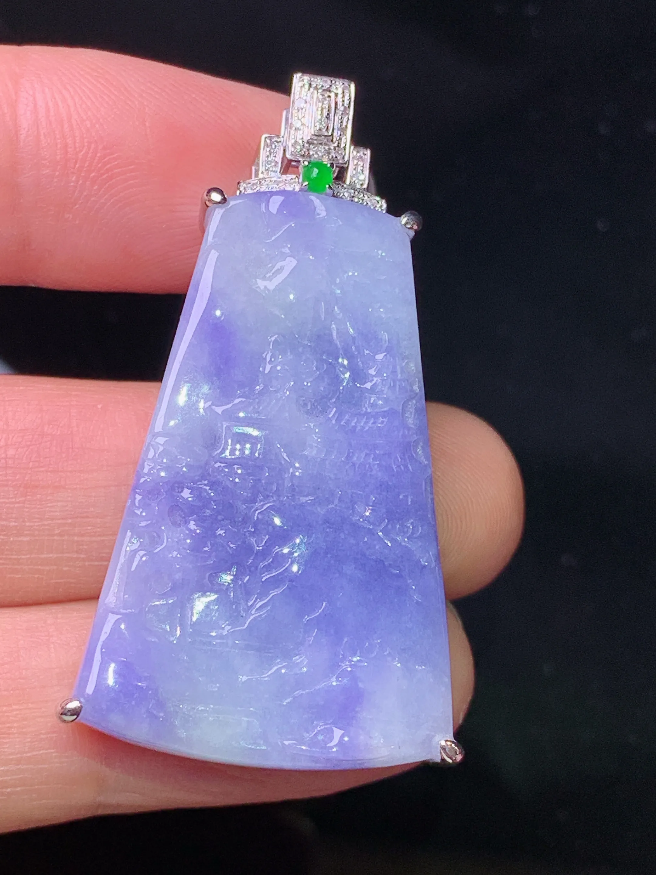 18k金钻镶嵌紫罗兰山水牌子吊坠 玉质细腻 色泽艳丽清新 整体尺寸42.3*21.7*8.5