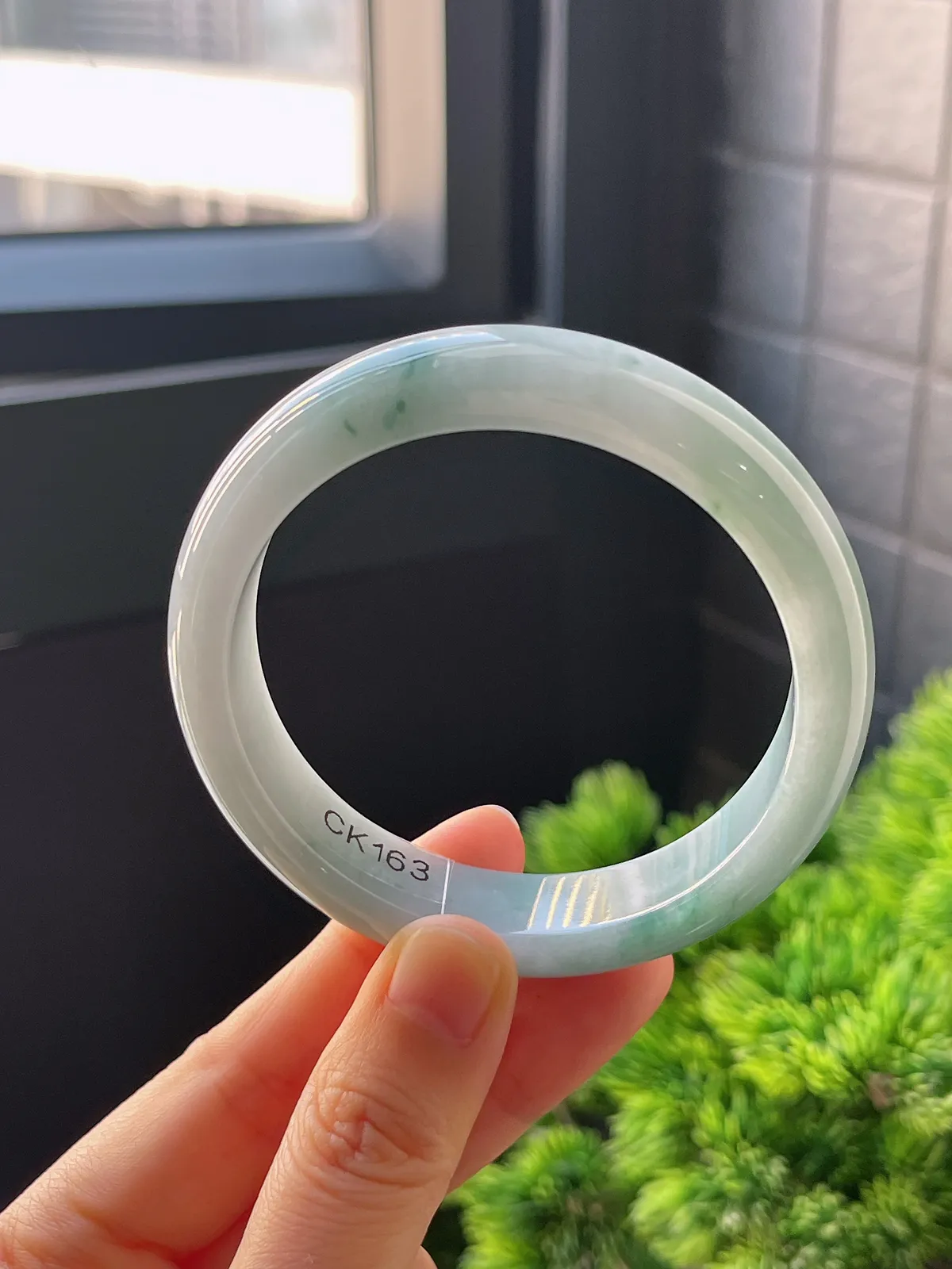 正圈56.5圈口，翡翠糯化种淡蓝绿手镯