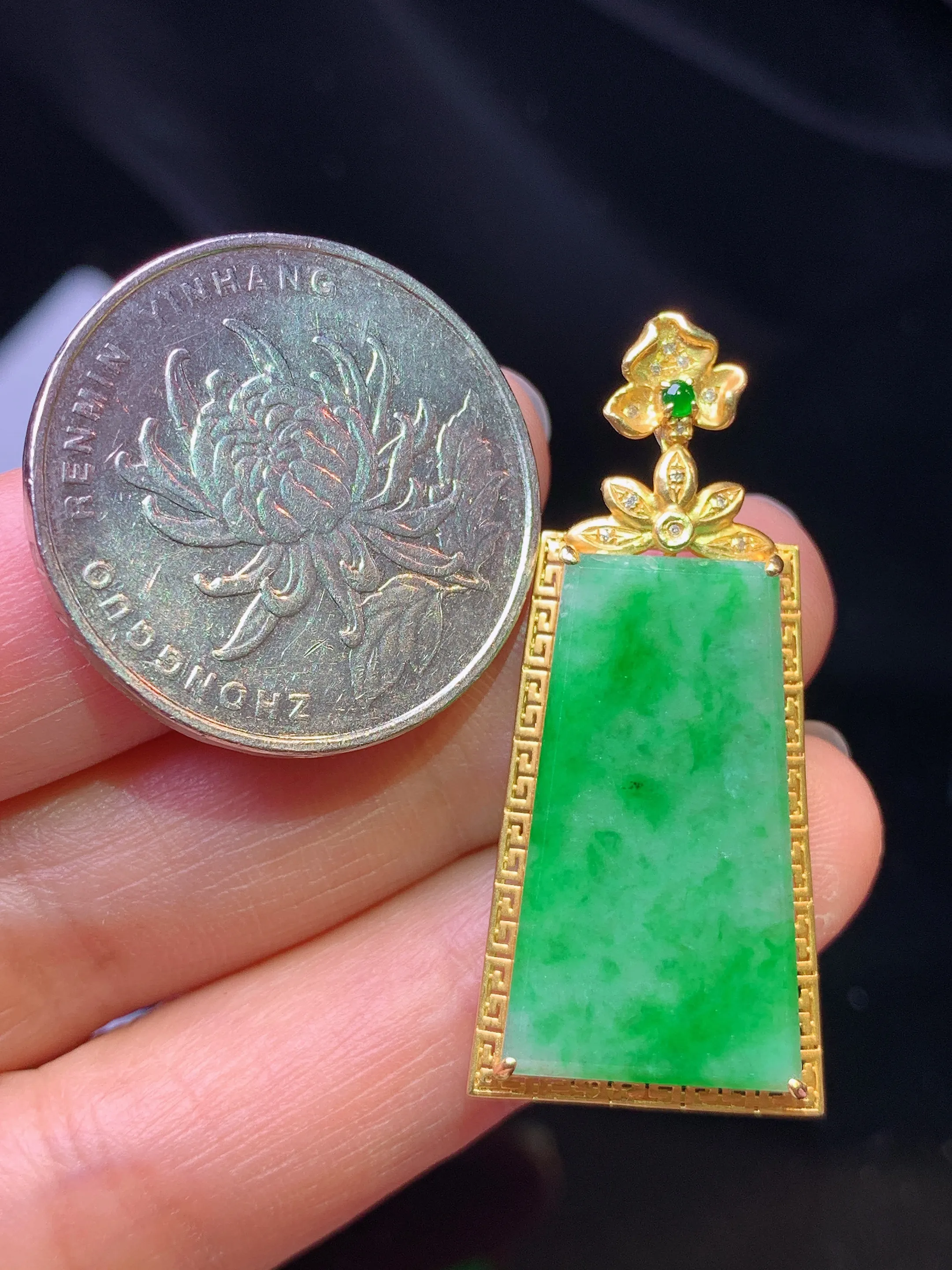 18k金钻镶嵌翠绿无事牌吊坠 玉质细腻 色泽艳丽清新 整体尺寸38*17*4.8