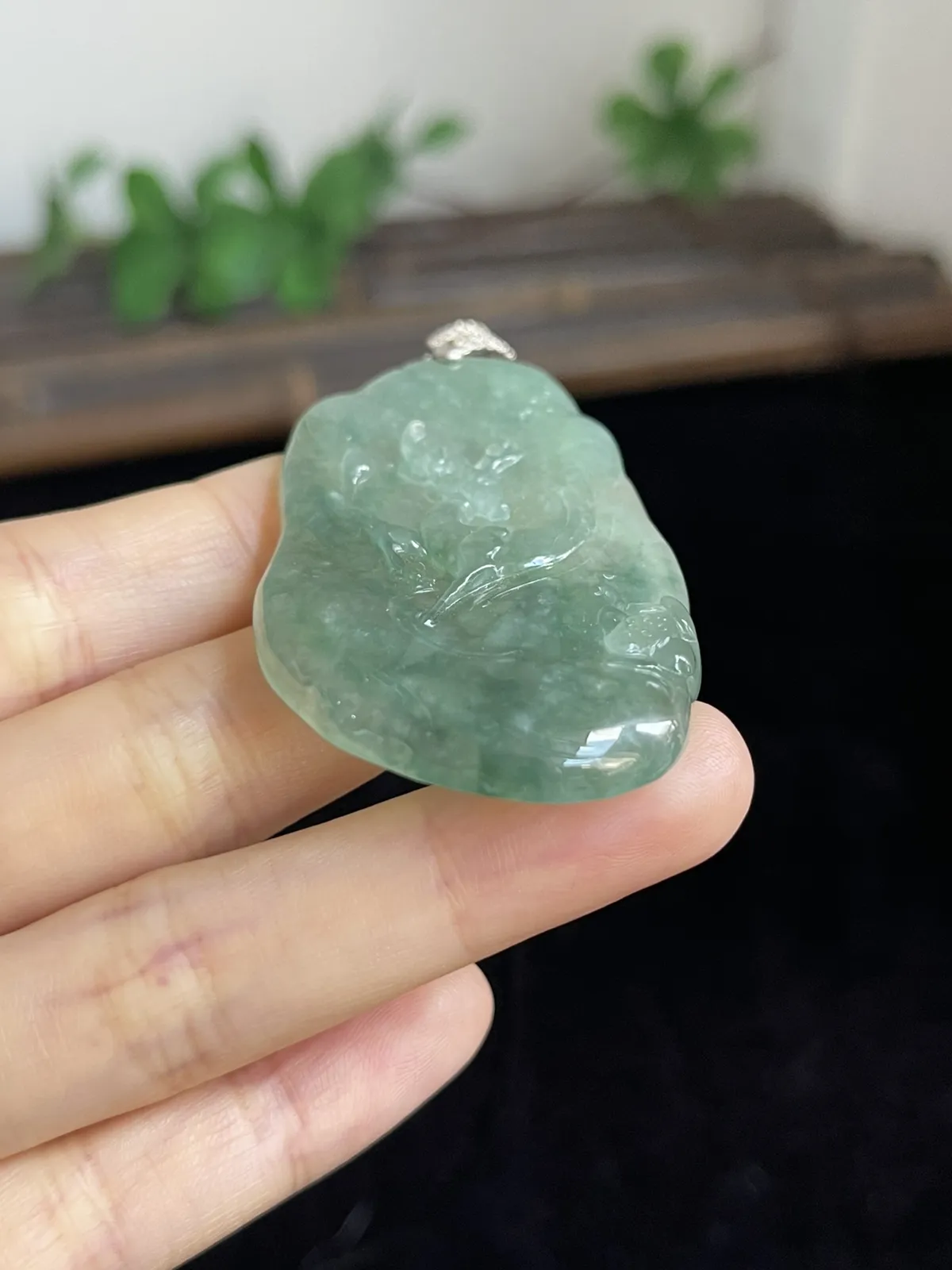 翡翠冰糯种浅绿色吊坠