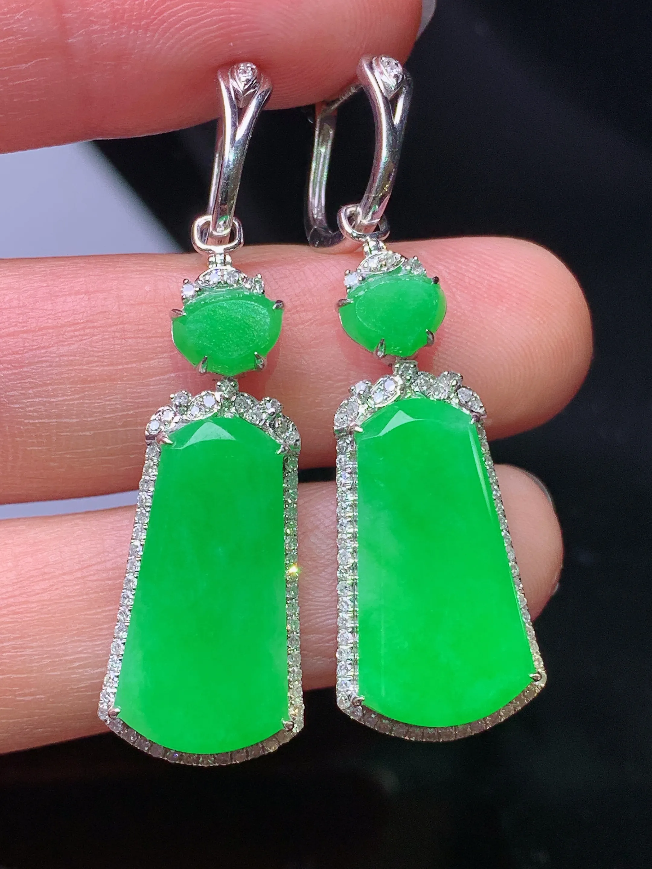 18k金钻镶嵌满绿无事牌耳坠吊坠两用款 玉质细腻 色泽艳丽清新 整体尺寸42.8*12.5*5.6