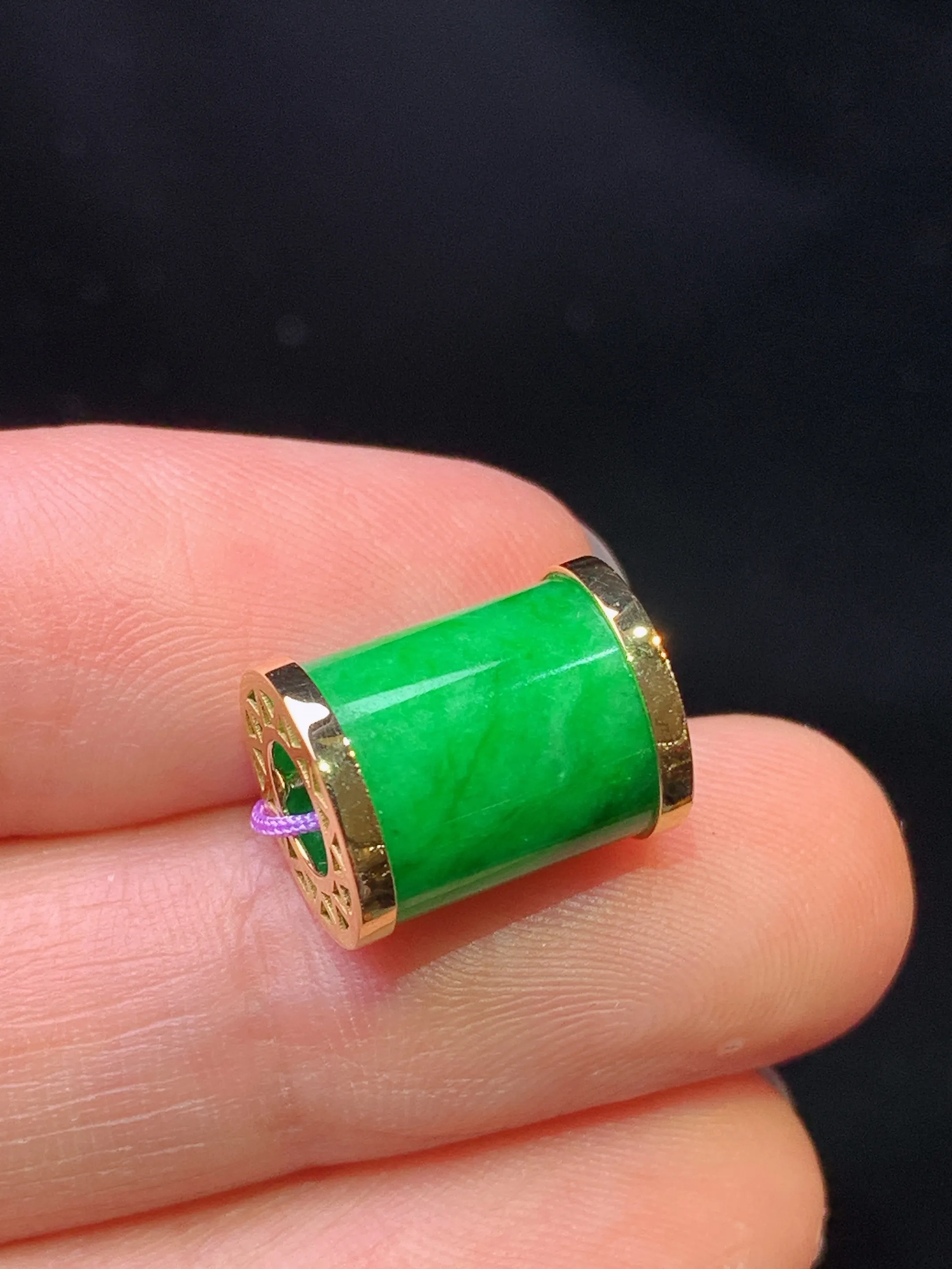 18k金镶嵌翠绿路路通吊坠 玉质细腻 色泽艳丽清新 整体尺寸9.3*9.3*10