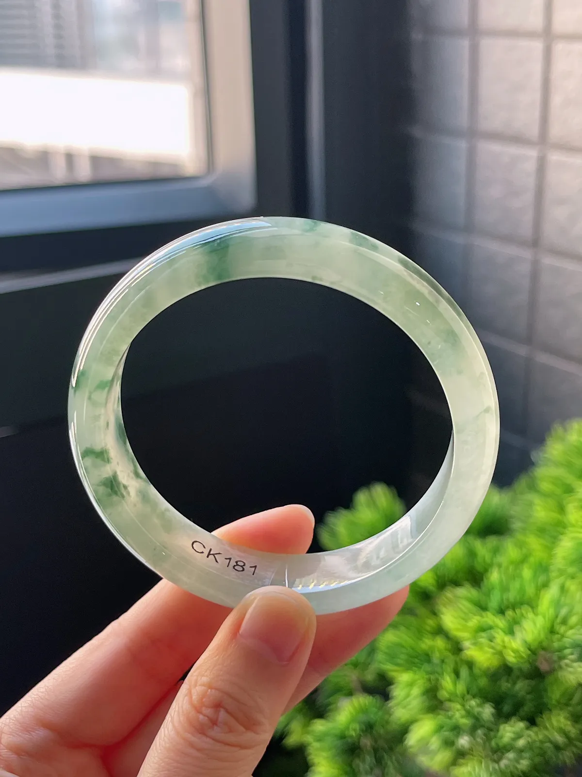 正圈58.8圈口，翡翠冰糯种飘绿手镯