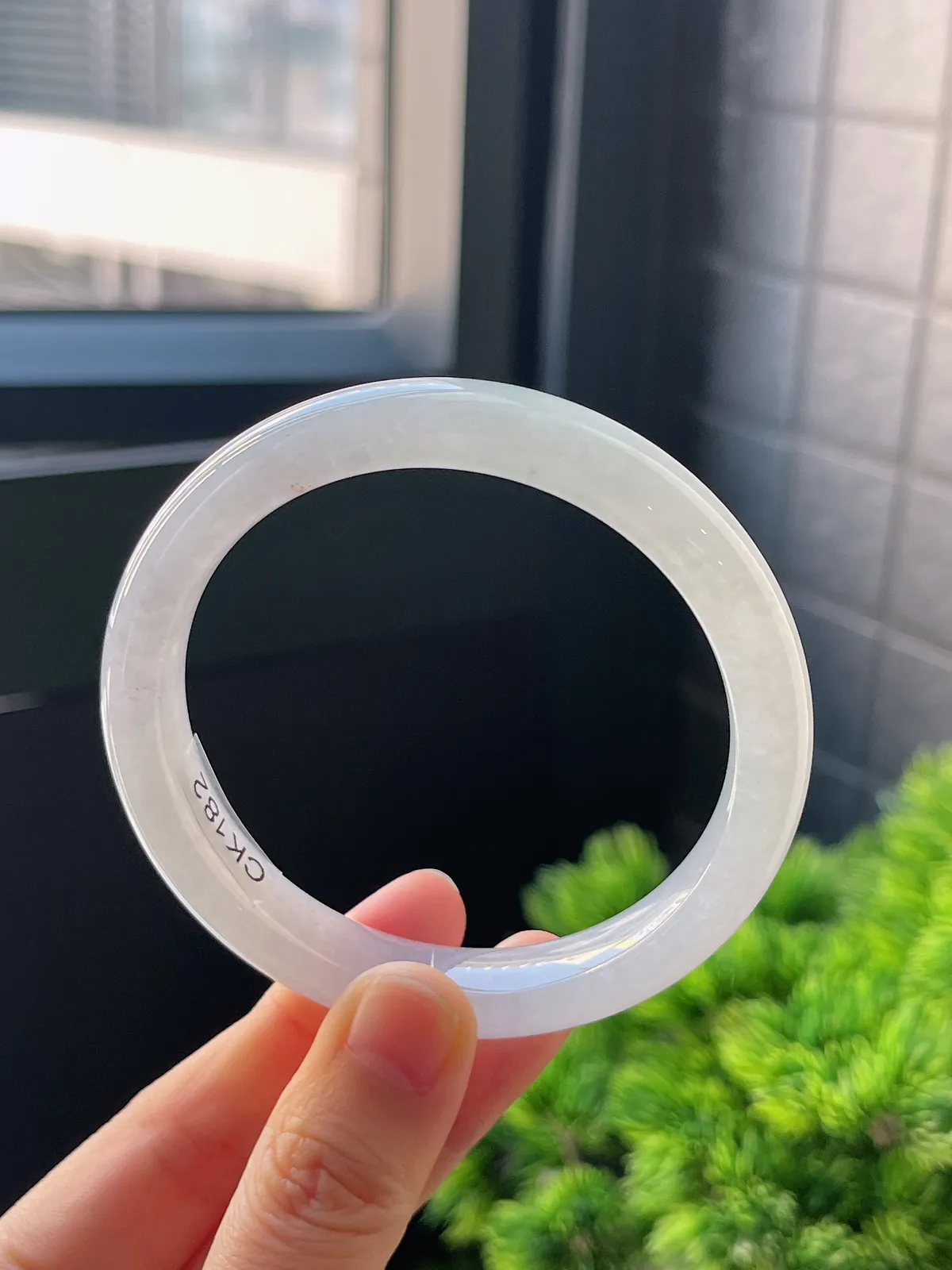 正圈57.3圈口，翡翠冰糯种白色手镯