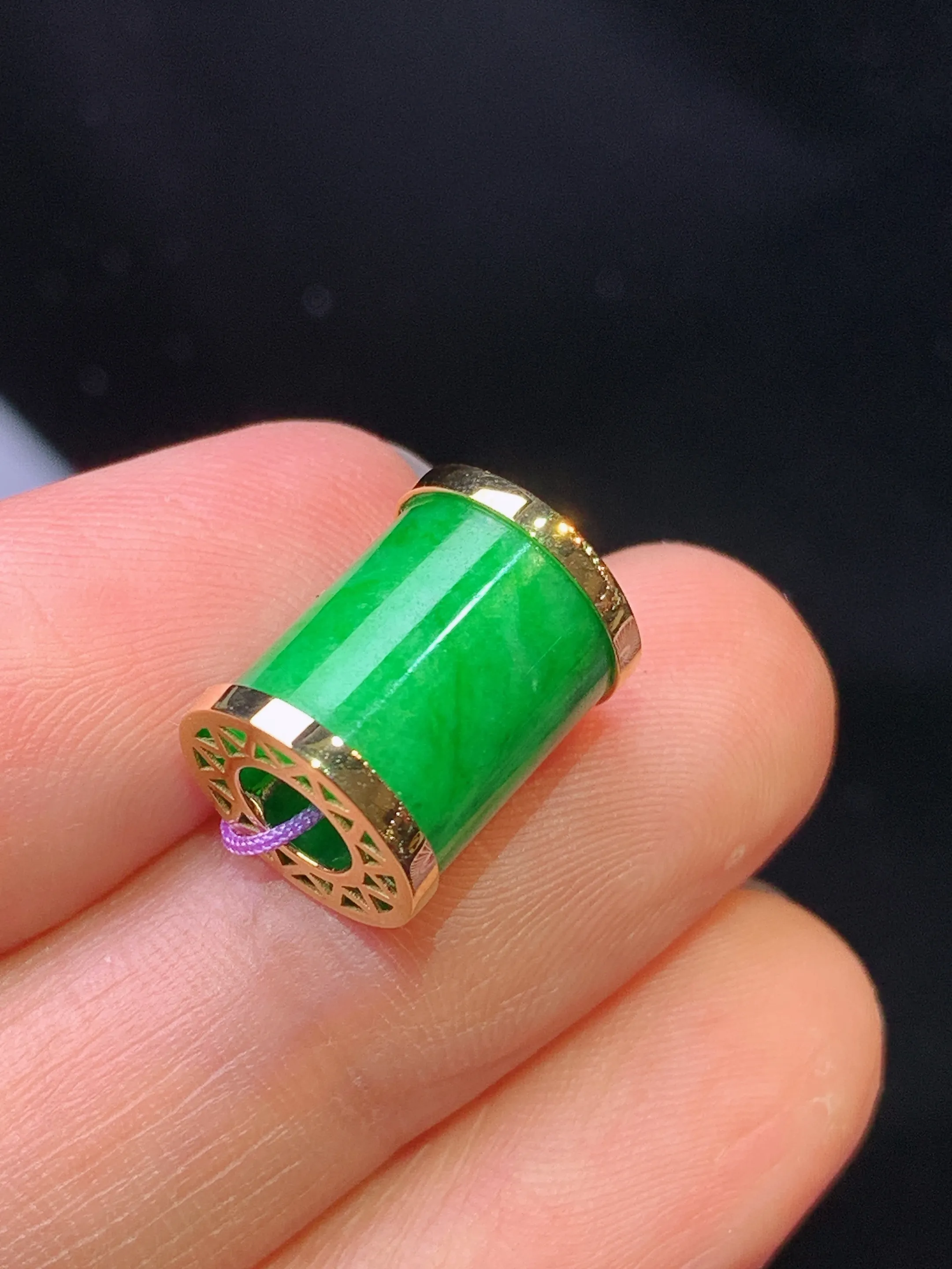 18k金镶嵌翠绿路路通吊坠 玉质细腻 色泽艳丽清新 整体尺寸9.3*9.3*10