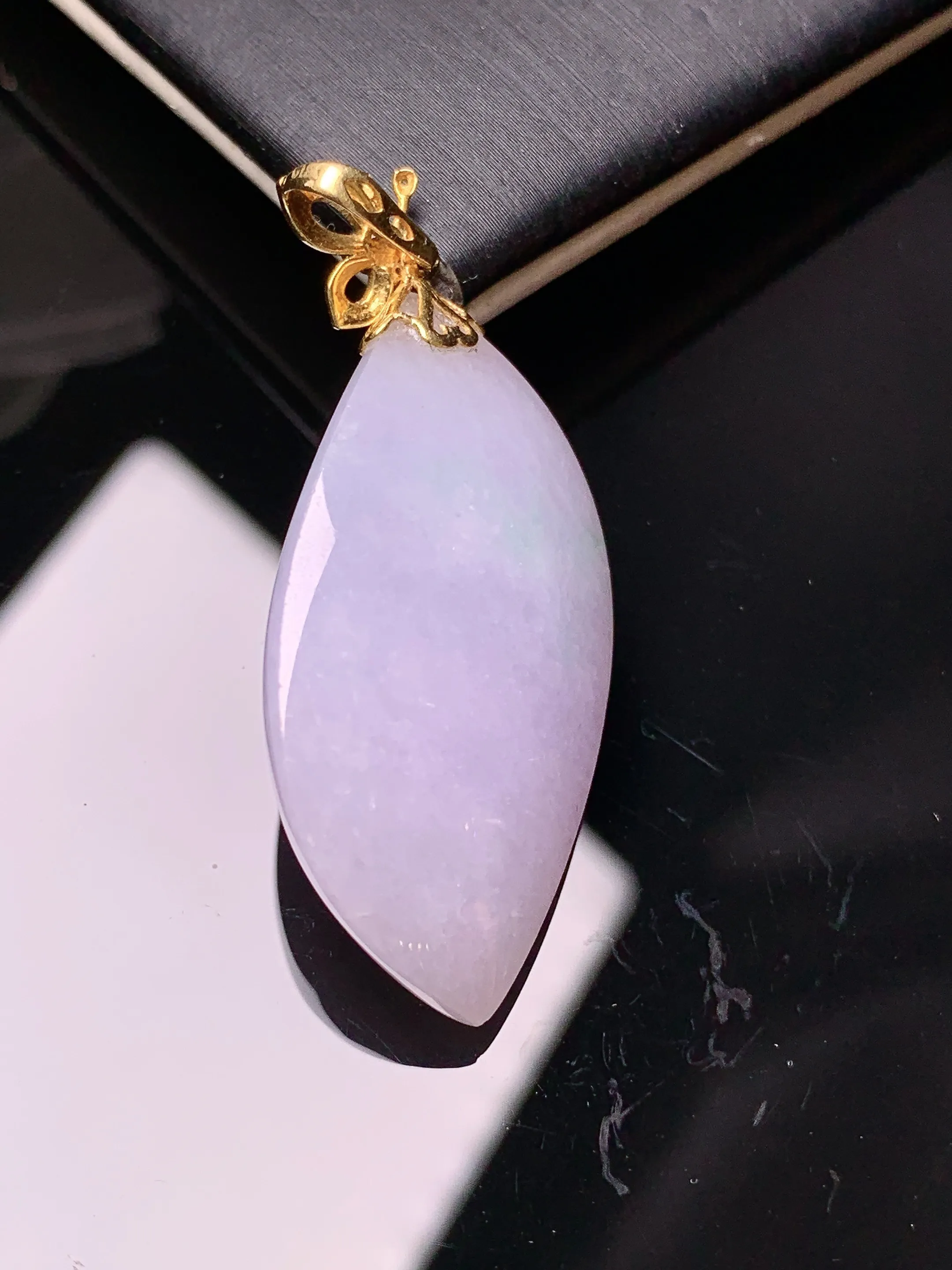 18k金钻镶嵌紫罗兰飘绿随形吊坠 玉质细腻 色泽艳丽清新 整体尺寸43.3*18.5*12