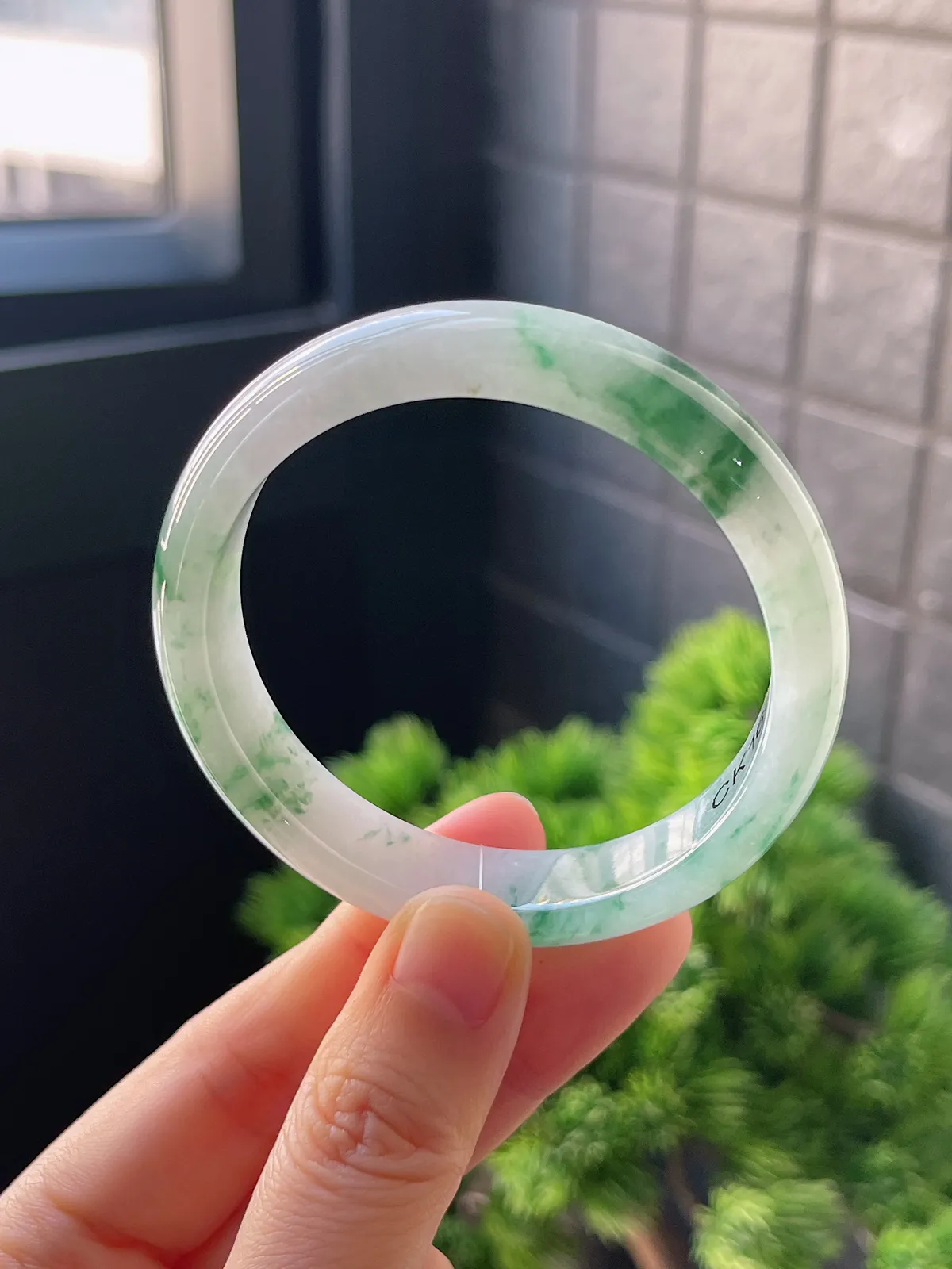 正圈52.6圈口，翡翠冰糯种飘绿手镯