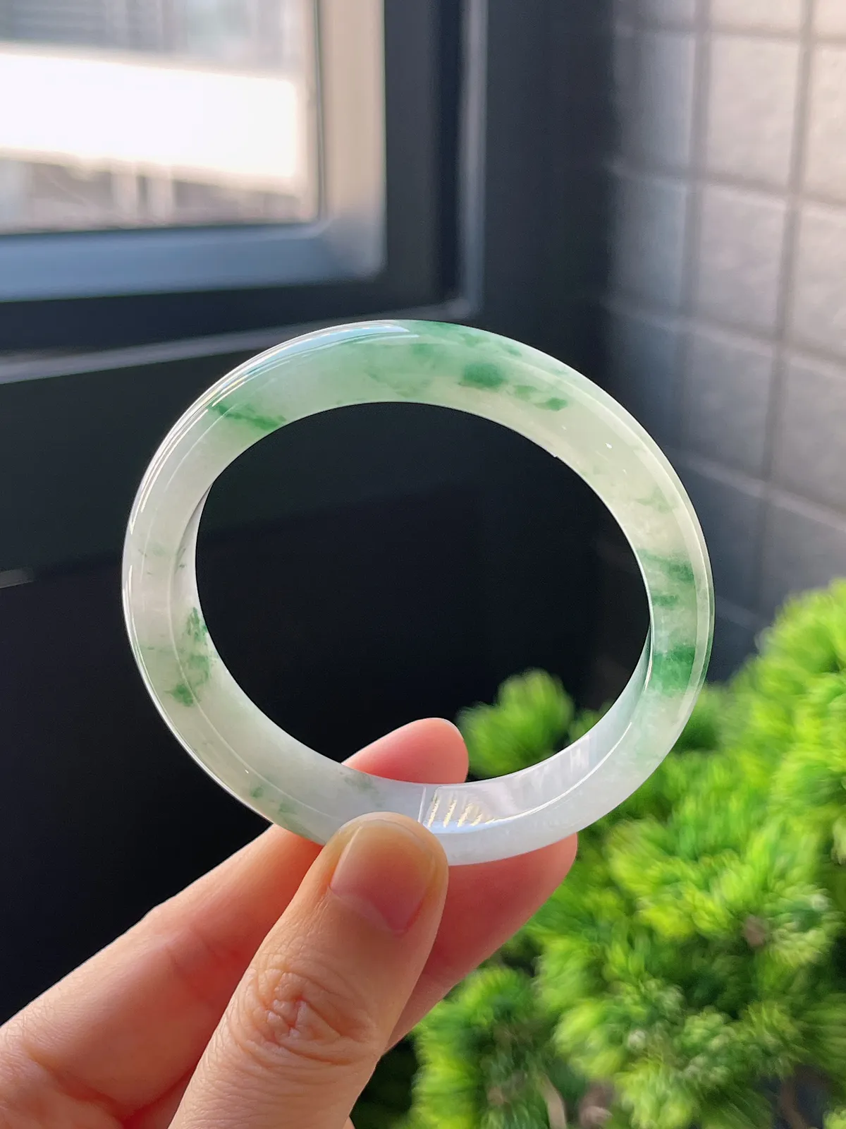 正圈52.6圈口，翡翠冰糯种飘绿手镯