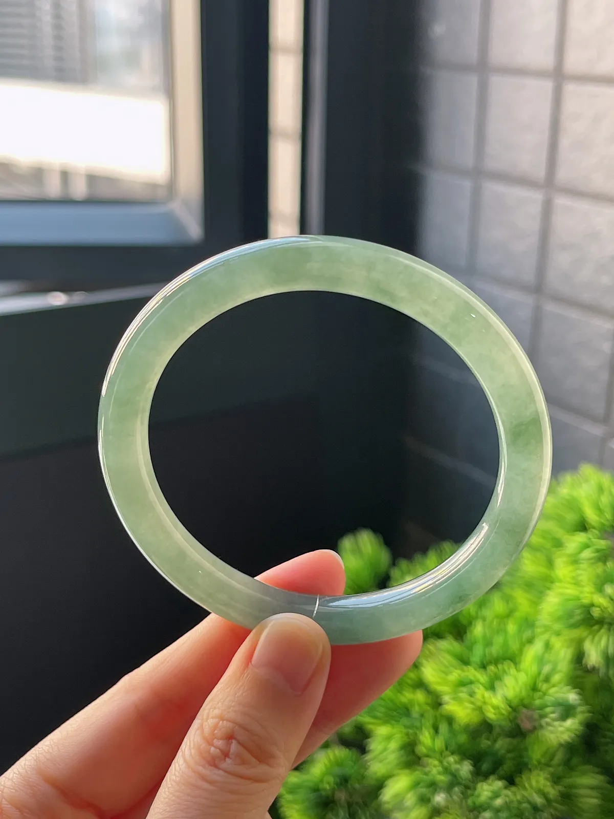 圆镯57.4圈口，翡翠冰糯种绿色手镯