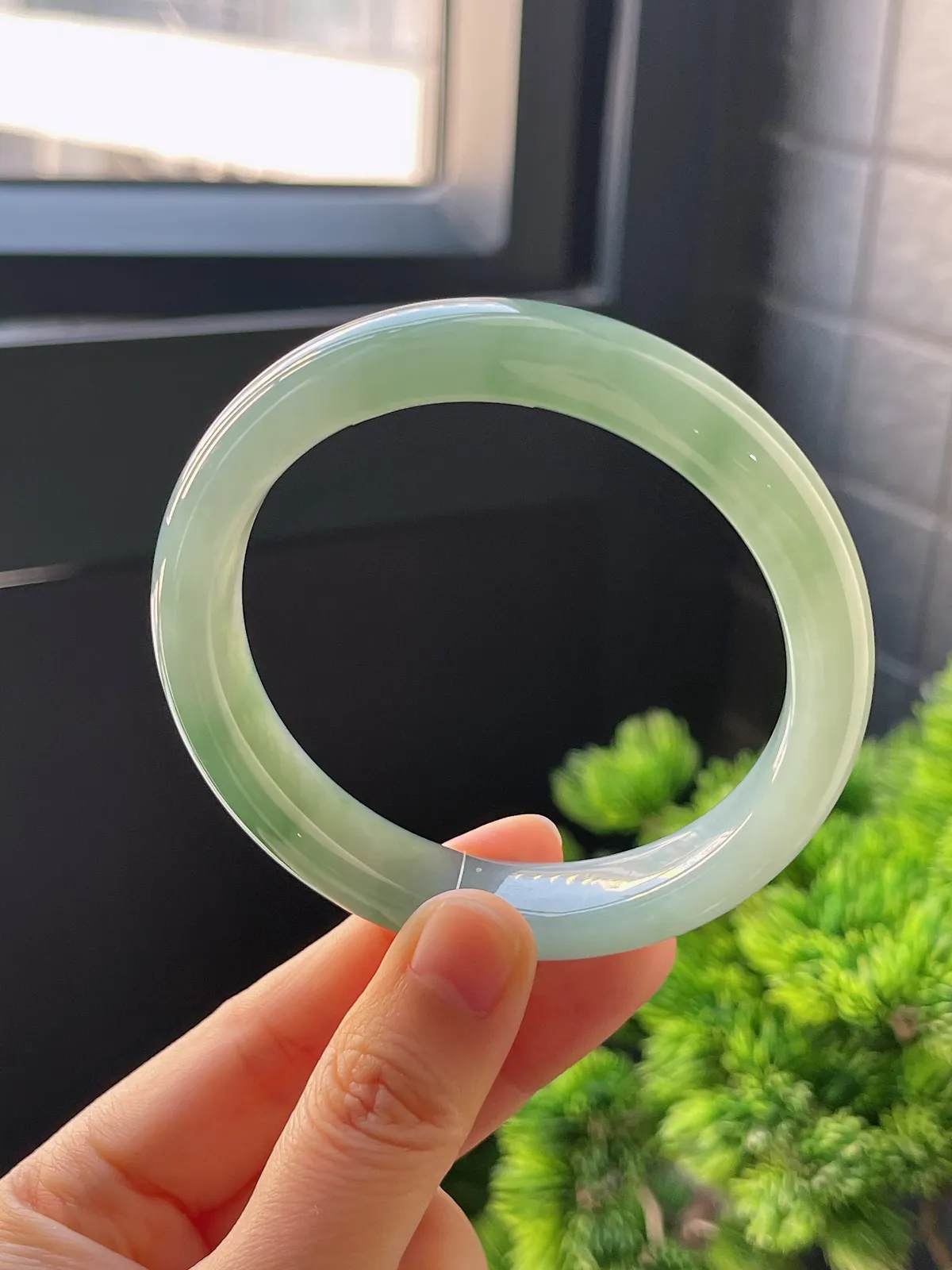 正圈59圈口，翡翠冰糯种飘绿手镯