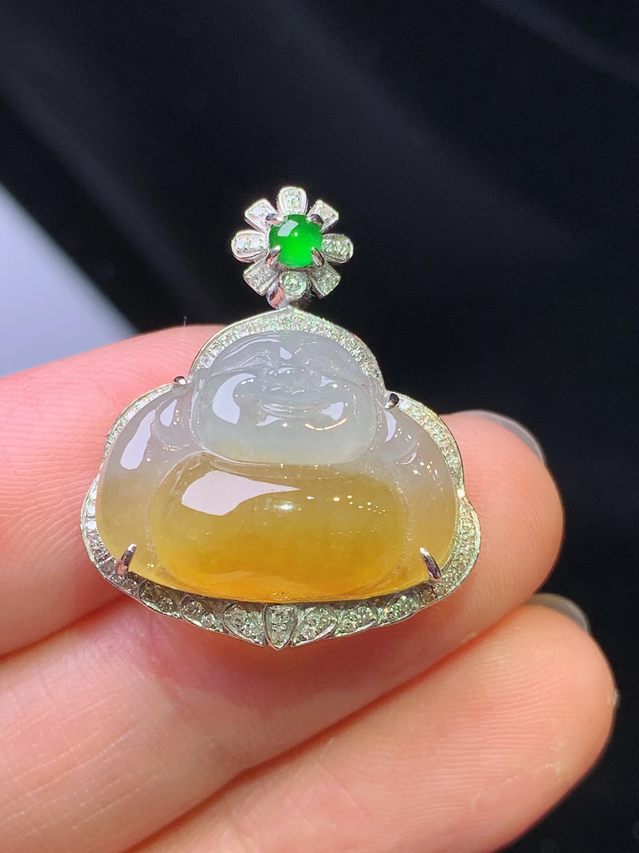 18k金钻镶嵌黄翡佛公吊坠 玉质细腻 色泽艳丽清新 整体尺寸25*21.2*9.3