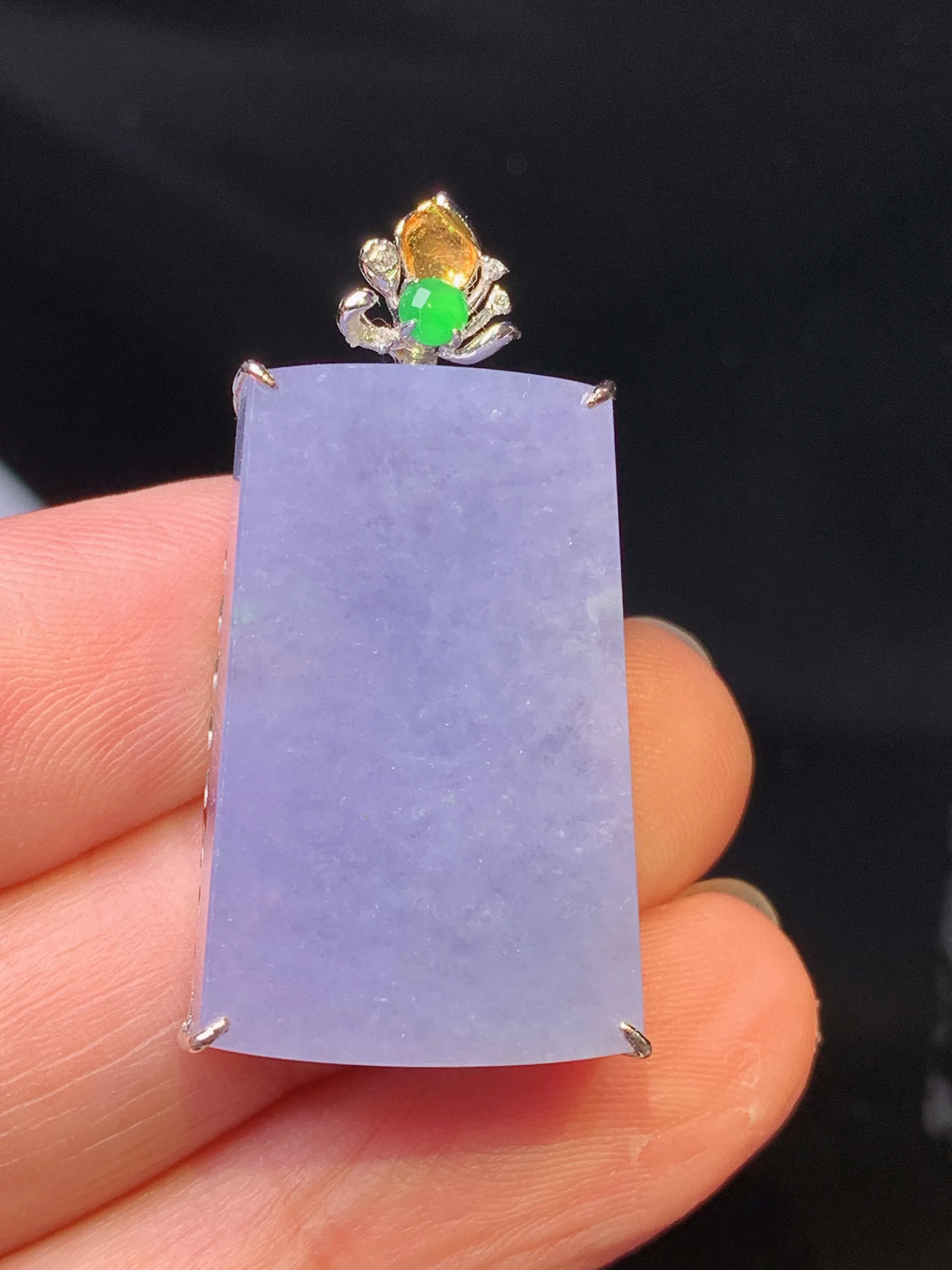 18k金钻镶嵌紫罗兰无事牌吊坠 玉质细腻 色泽艳丽清新 整体尺寸34*17*7.2