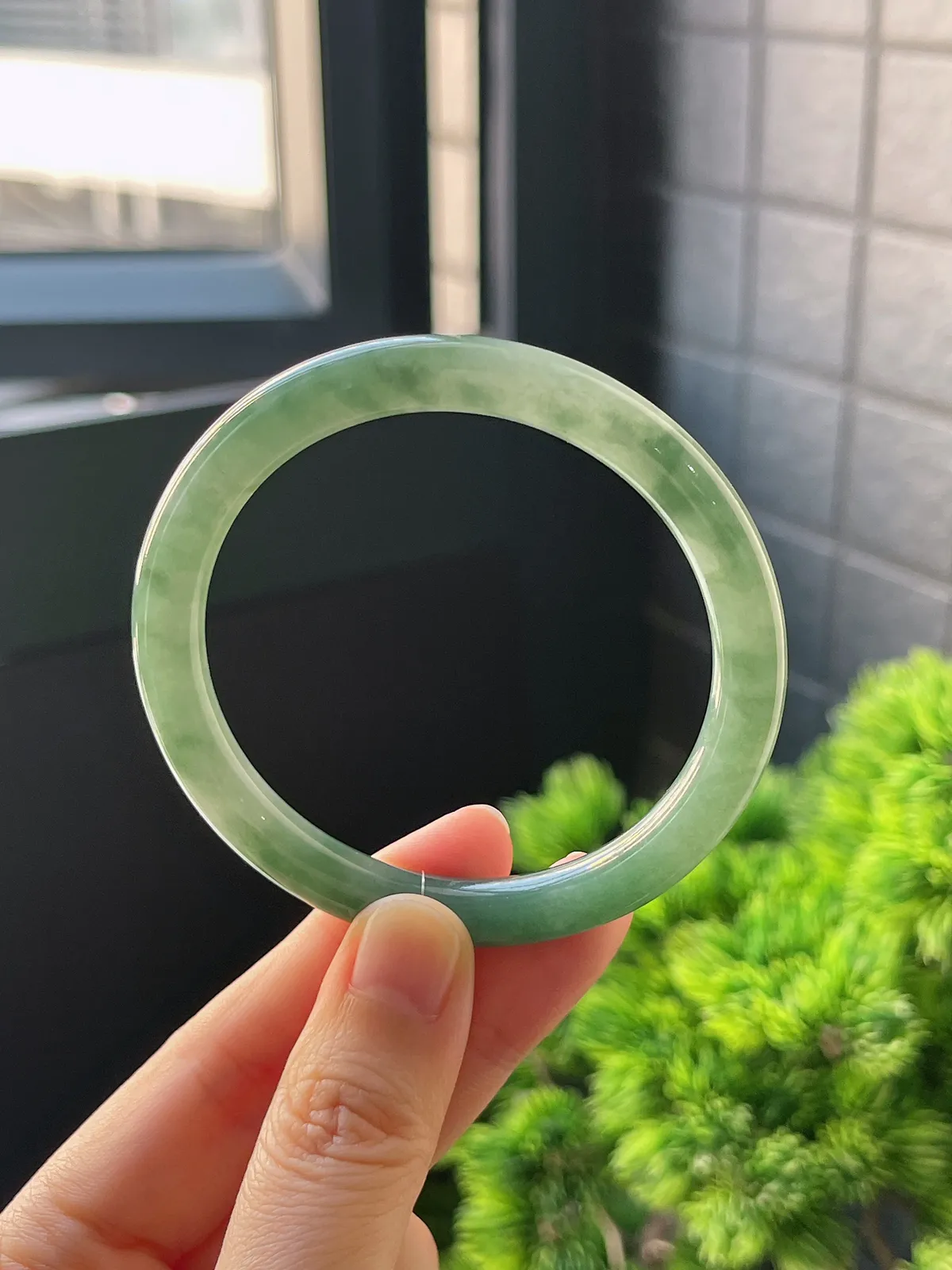 圆镯53.4圈口，翡翠糯化种绿色手镯