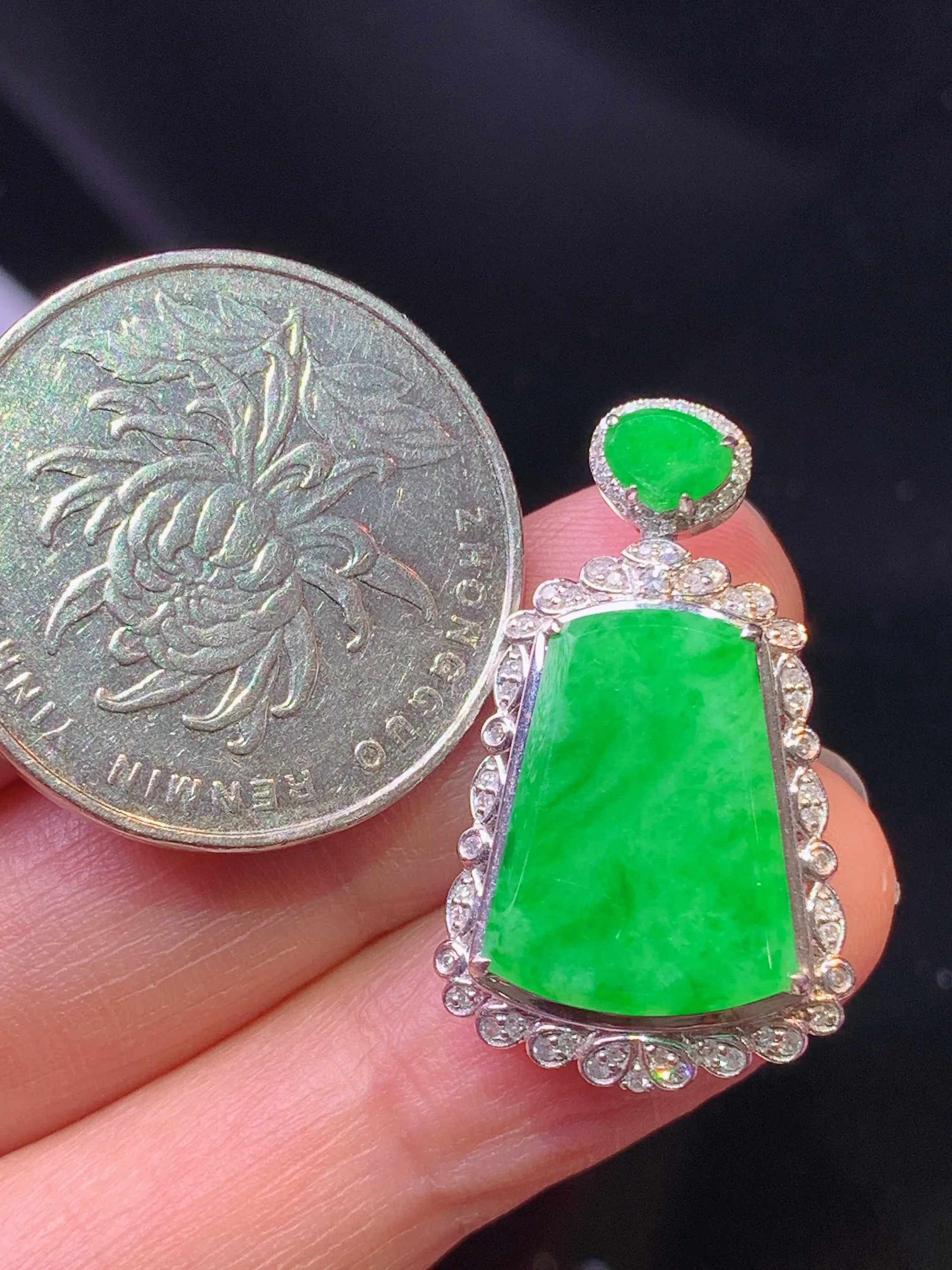 18k金钻镶嵌翠绿无事牌吊坠 玉质细腻 色泽艳丽清新 整体尺寸28*16.7*7