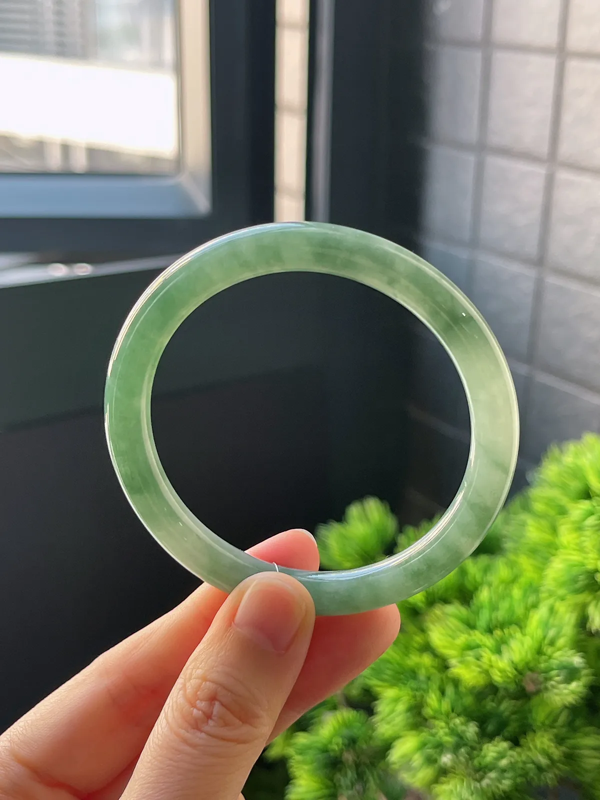 圆镯53.4圈口，翡翠糯化种绿色手镯