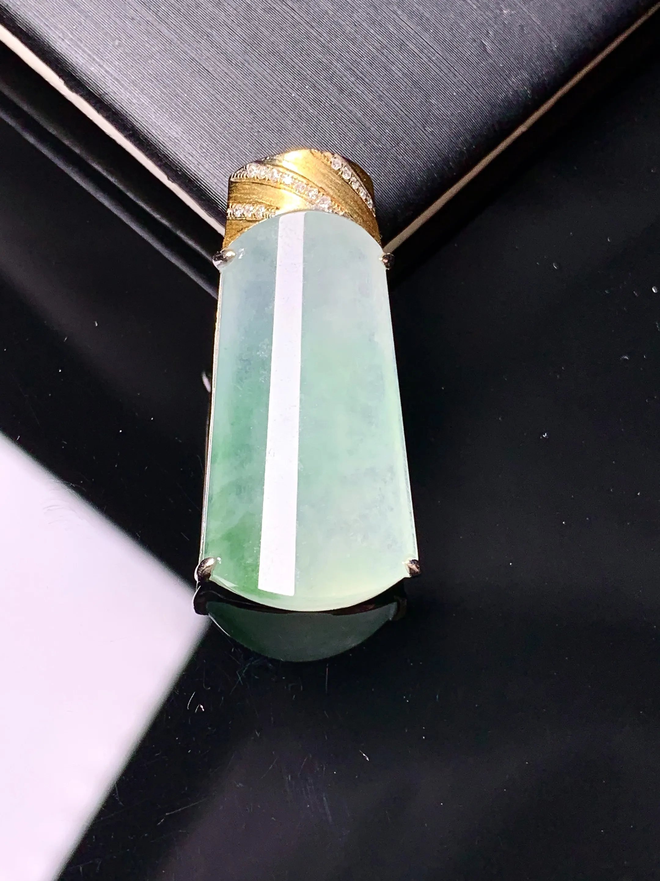 18k金钻镶嵌飘绿玉柱吊坠 玉质细腻 色泽艳丽清新 整体尺寸30.2*13.6*6.3