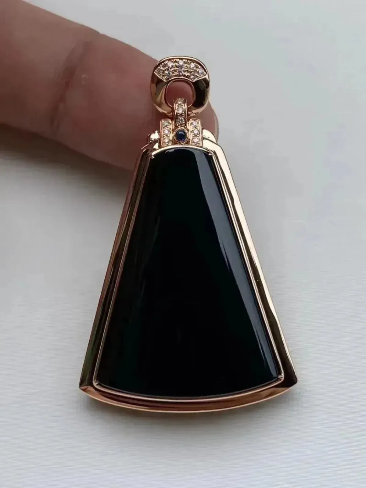 墨翠：【平安无事牌】18K金+南非钻镶嵌，细腻干净，黑度极黑，性价比高，雕工精湛，打灯透绿 裸石尺寸：32.0*23.3‘