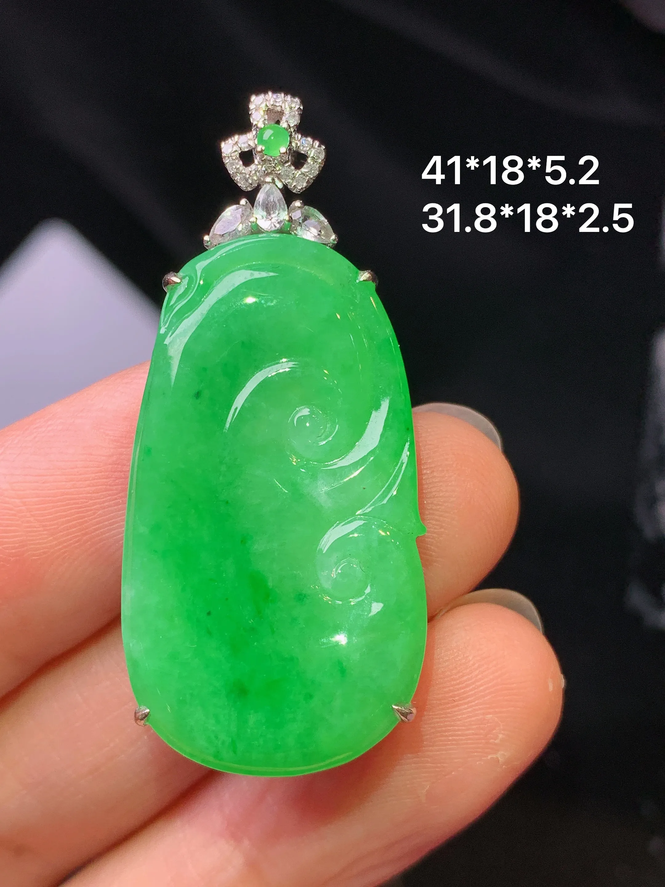 18k金钻镶嵌翠绿如意吊坠 玉质细腻 色泽艳丽清新 整体尺寸41*18*5.2