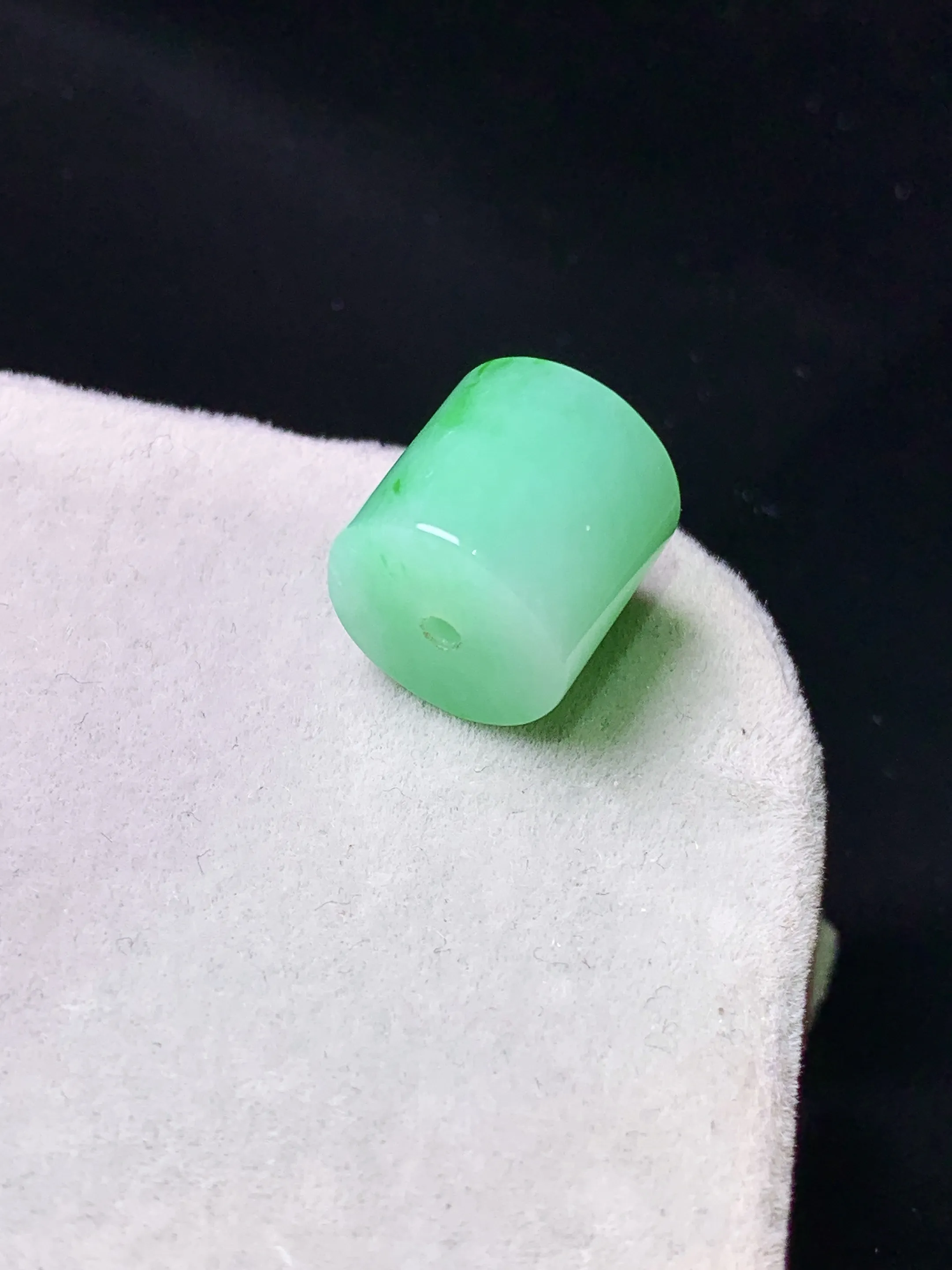 翠绿路路通吊坠 玉质细腻 色泽艳丽清新 整体尺寸10.7*11