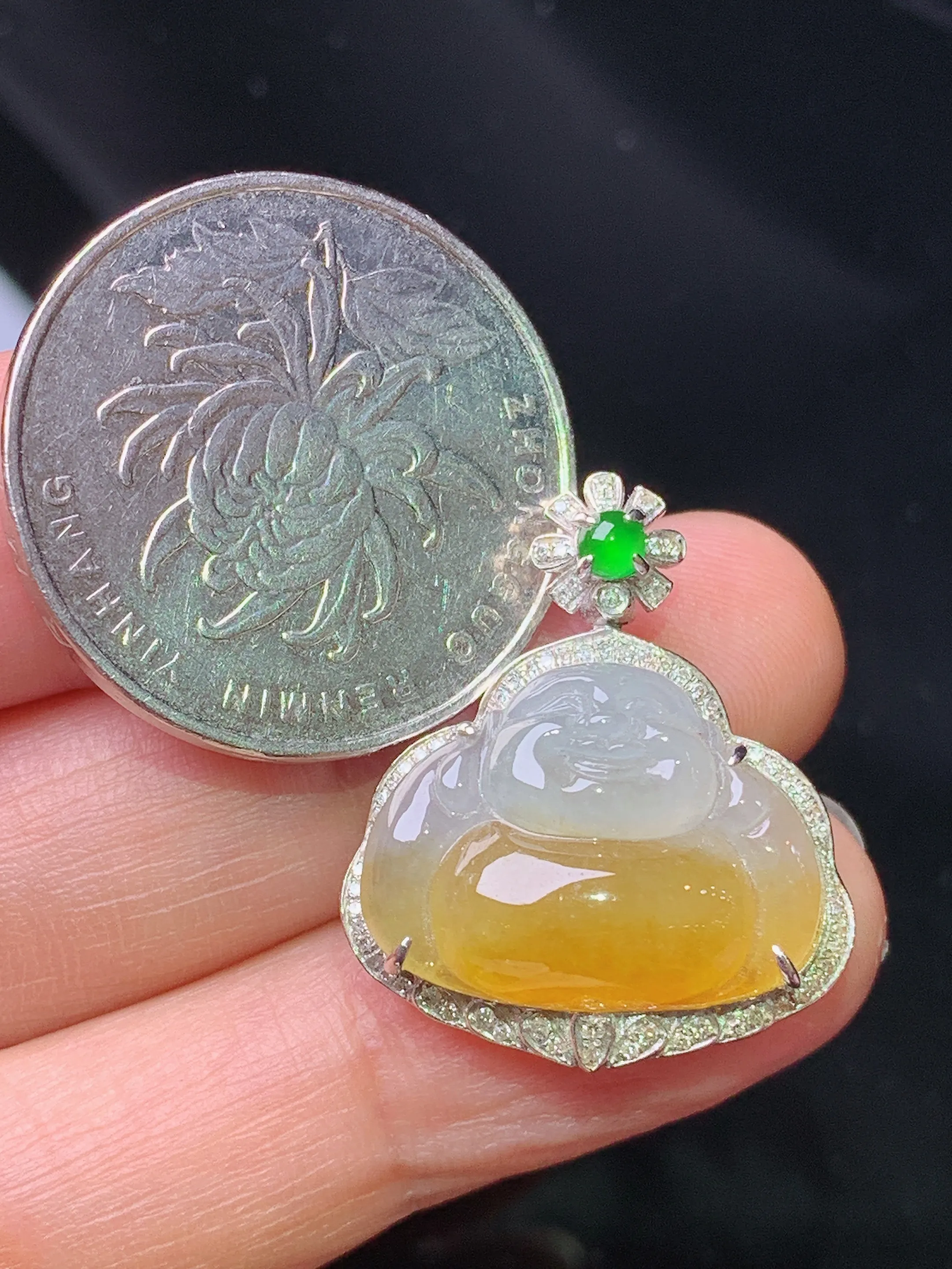 18k金钻镶嵌黄翡佛公吊坠 玉质细腻 色泽艳丽清新 整体尺寸25*21.2*9.3