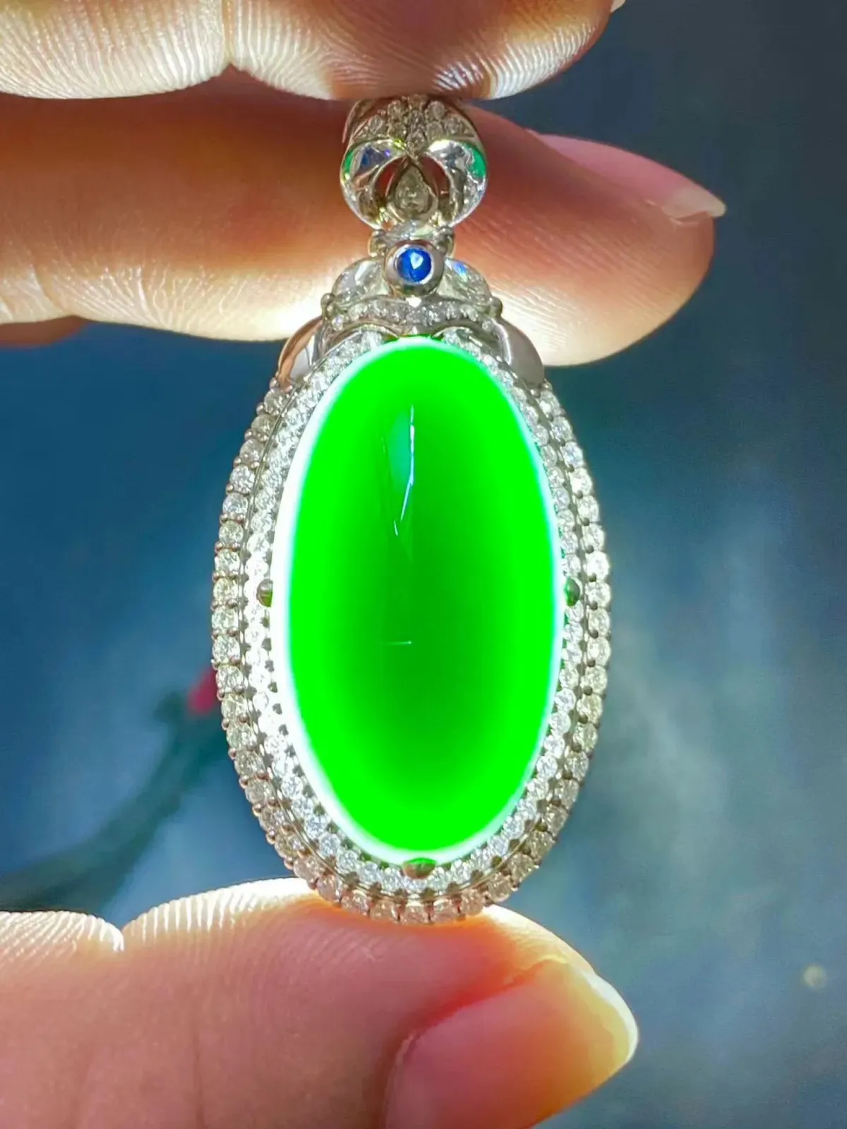 墨翠【鸽子蛋吊坠】18K金+南非钻镶嵌，细腻干净，黑度极黑，性价比高，雕工精湛，打灯透绿 裸石尺寸 