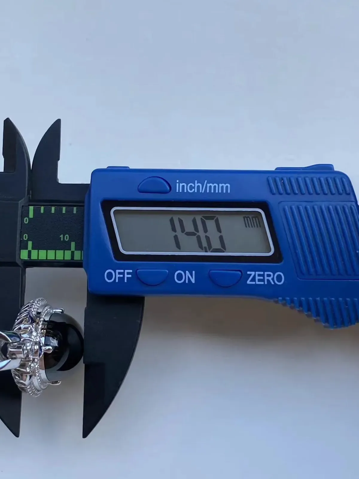 墨翠【鸽子蛋吊坠】18K金+南非钻镶嵌，细腻干净，黑度极黑，性价比高，雕工精湛，打灯透绿 裸石尺寸 30.0*16.2*14.0‘