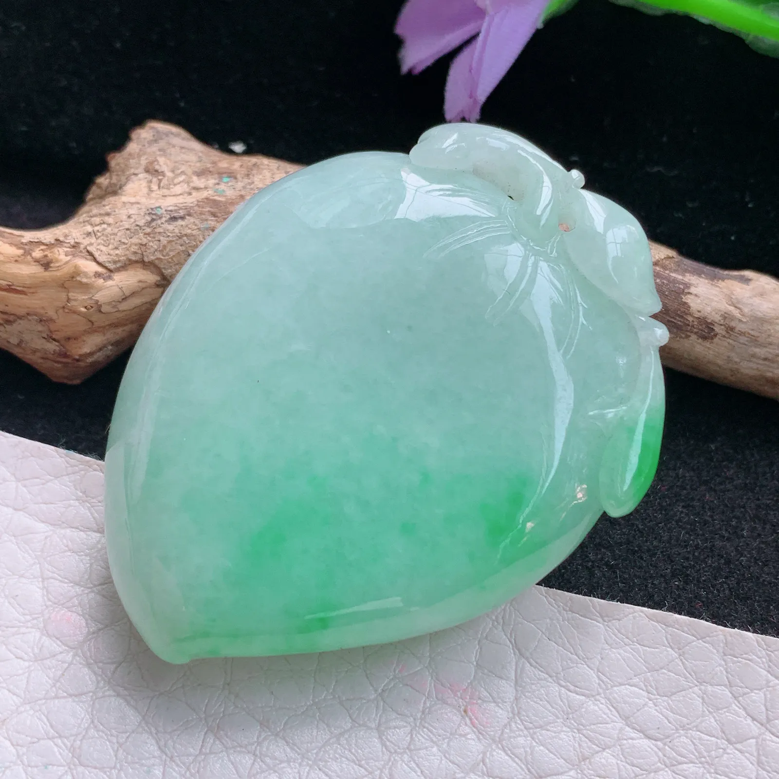 zen自然光48*36.8*14.5天然缅甸翡翠飘阳绿桃子 大寿桃玉吊坠 玉挂件