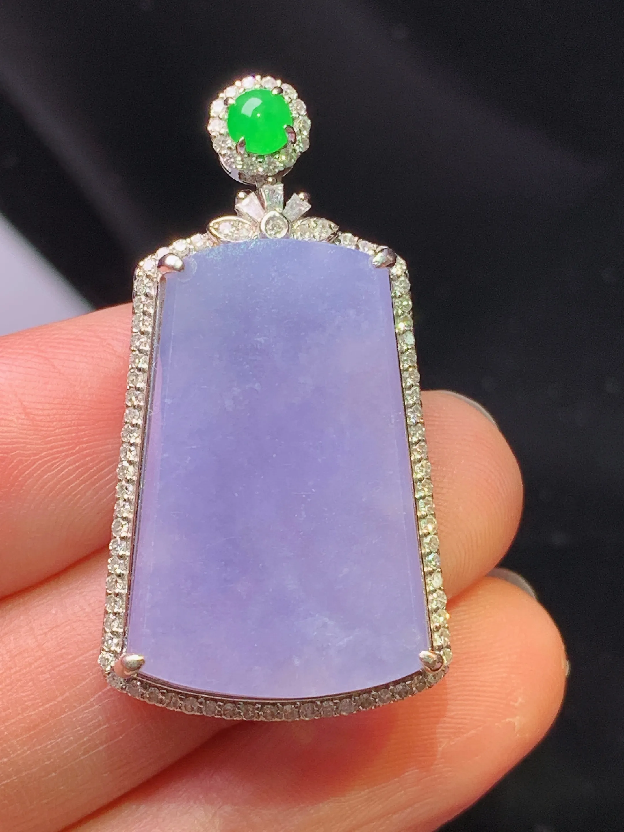 18k金钻镶嵌紫罗兰无事牌吊坠 玉质细腻 色泽艳丽清新 整体尺寸36.7*19.8*8