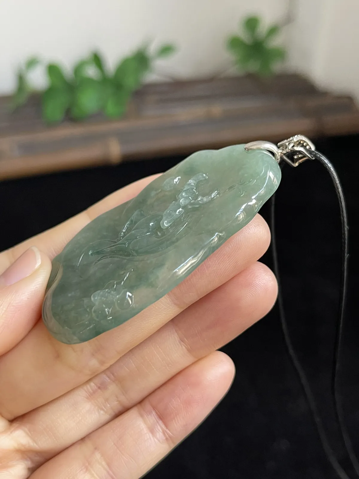 翡翠冰糯种浅绿色吊坠