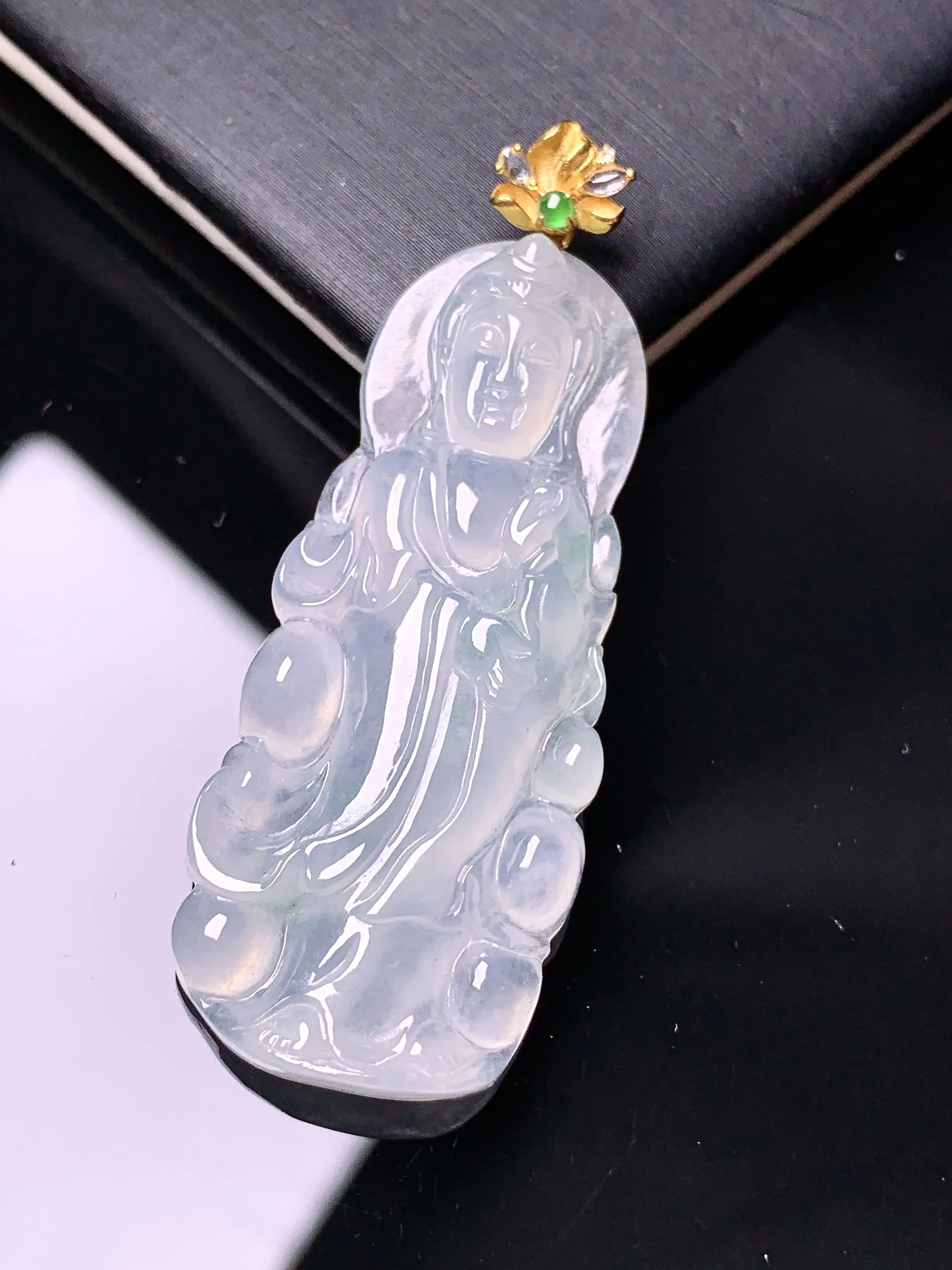 18k金镶嵌冰种观音吊坠 玉质细腻 色泽艳丽清新 整体尺寸48.5*18.2*4.5