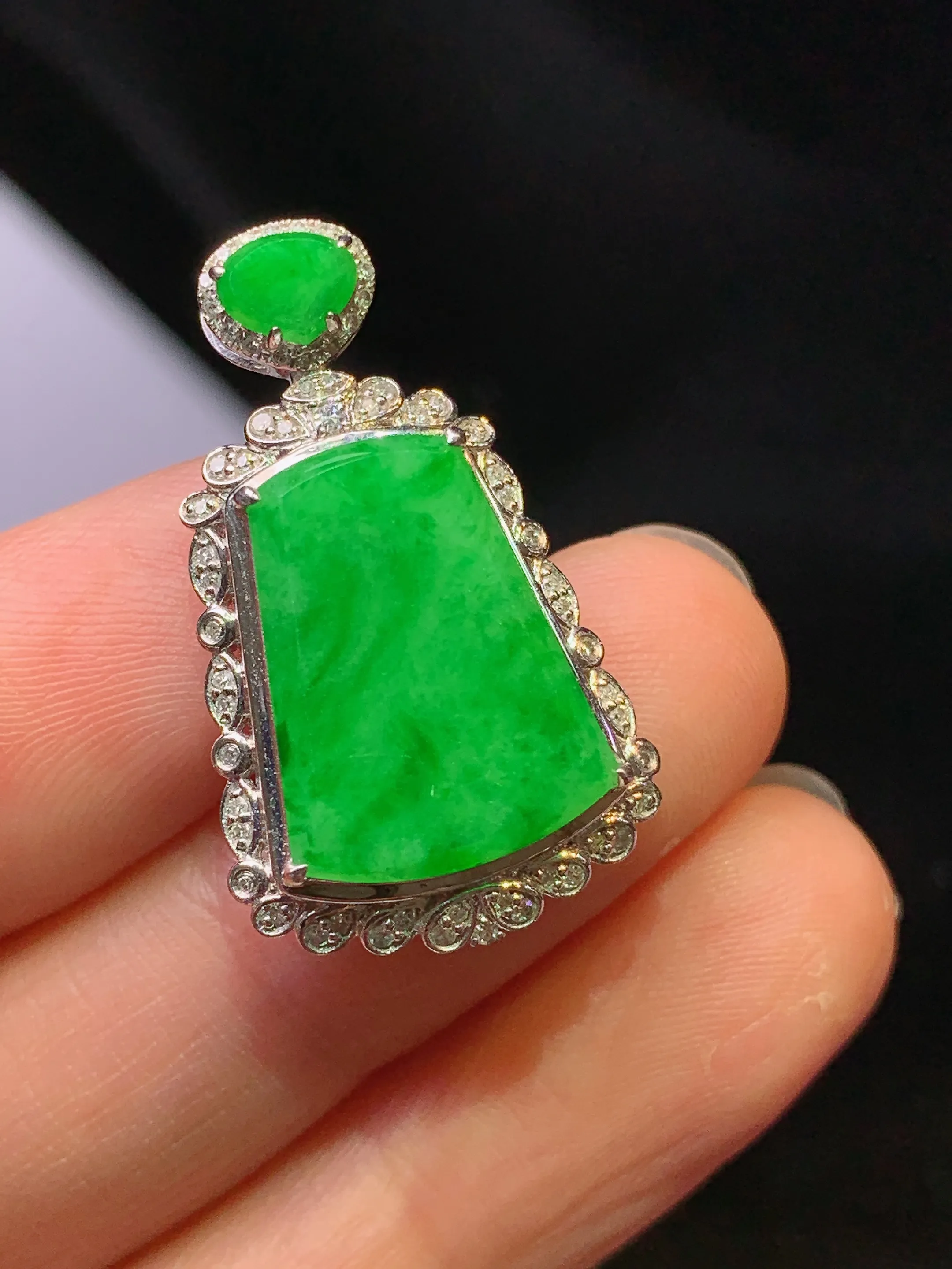 18k金钻镶嵌翠绿无事牌吊坠 玉质细腻 色泽艳丽清新 整体尺寸28*16.7*7