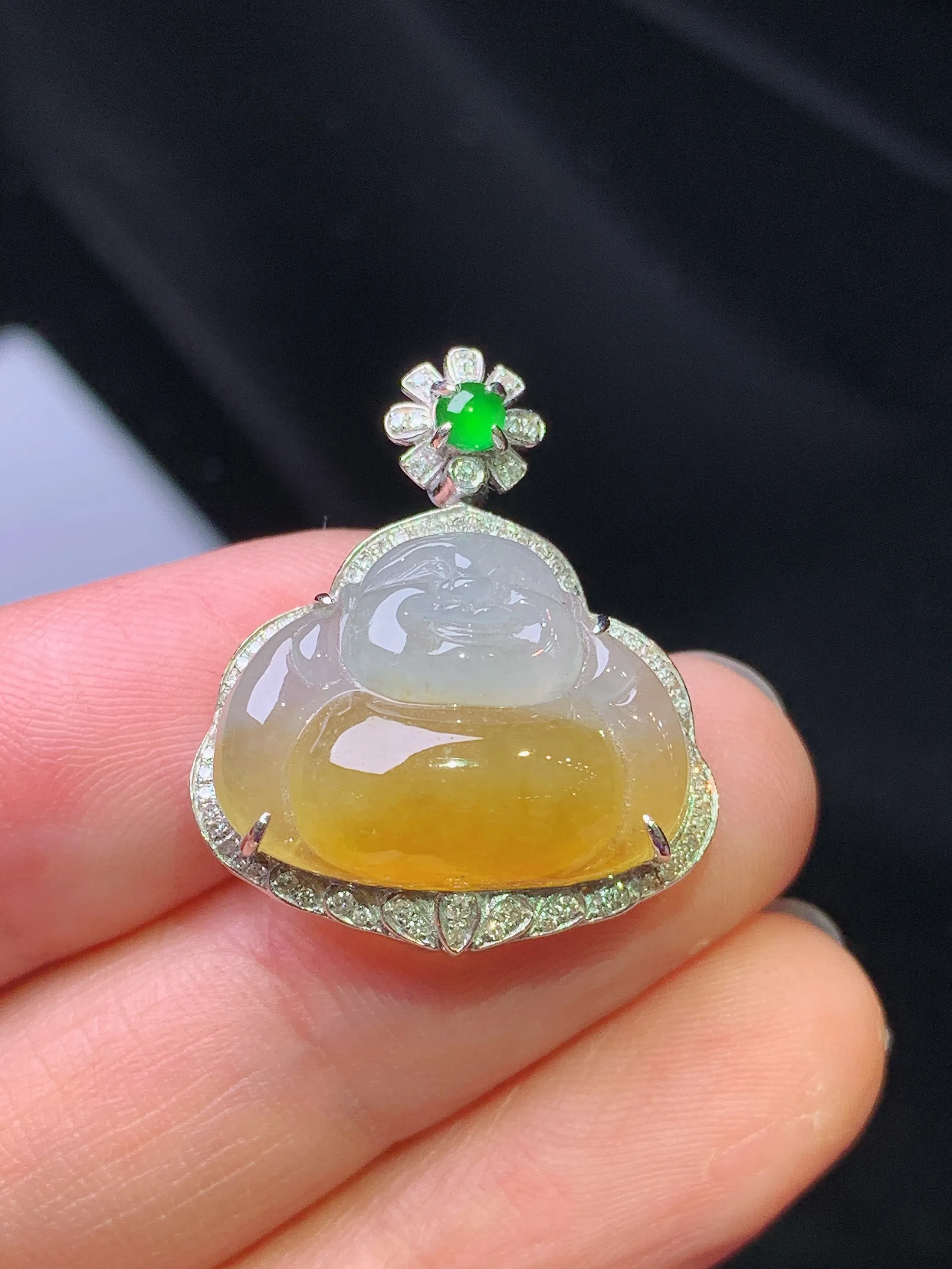 18k金钻镶嵌黄翡佛公吊坠 玉质细腻 色泽艳丽清新 整体尺寸25*21.2*9.3