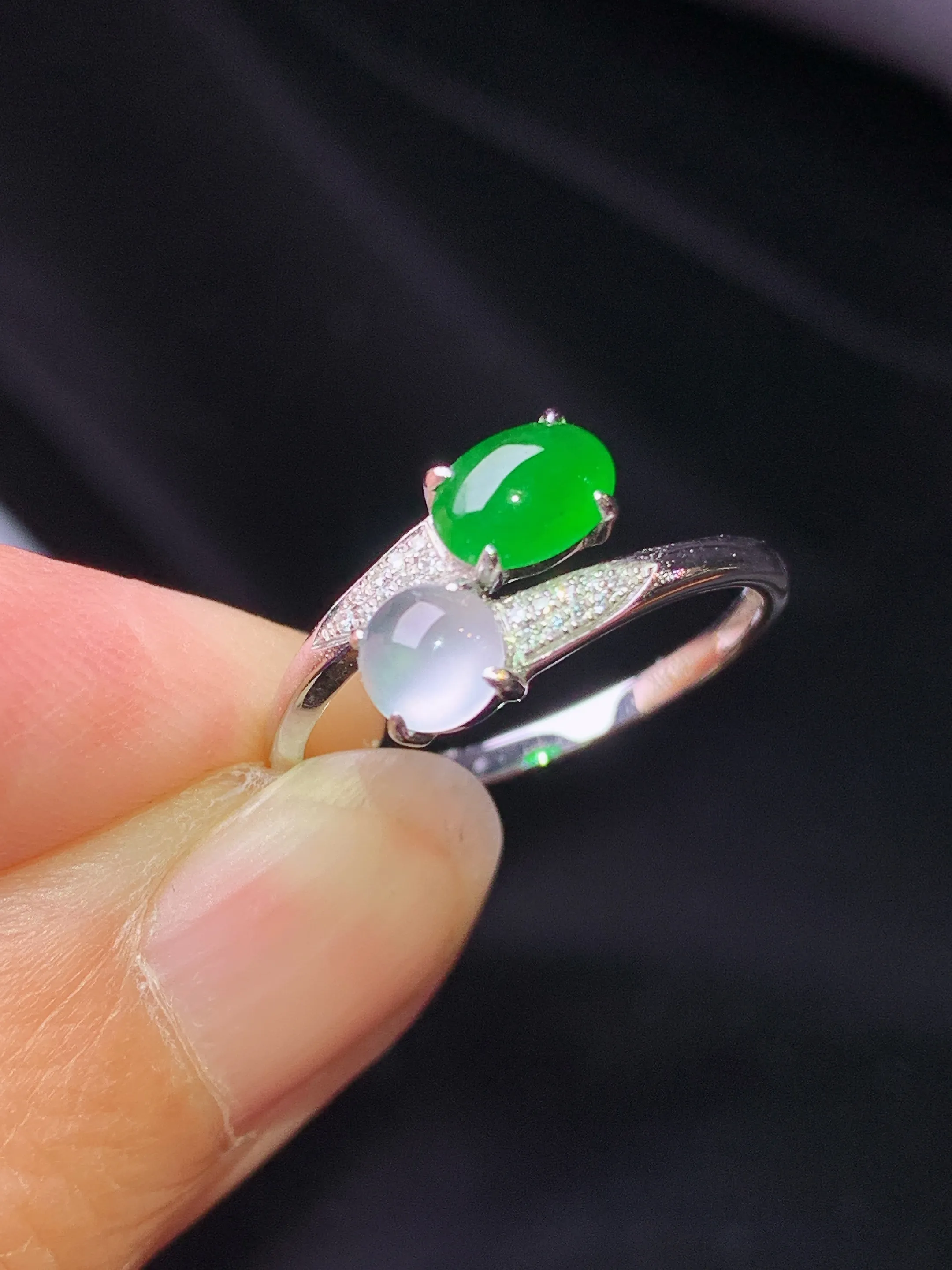 18k金钻镶嵌冰绿蛋面戒指 玉质细腻 色泽艳丽清新 圈口13.5 裸石尺寸5.5*4.3*2.2