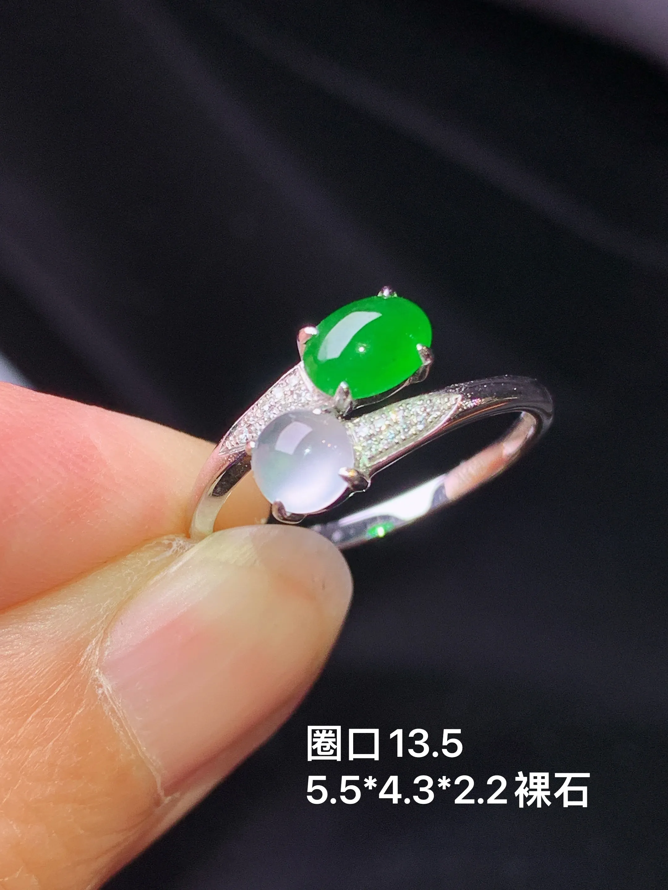 18k金钻镶嵌冰绿蛋面戒指 玉质细腻 色泽艳丽清新 圈口13.5 裸石尺寸5.5*4.3*2.2
