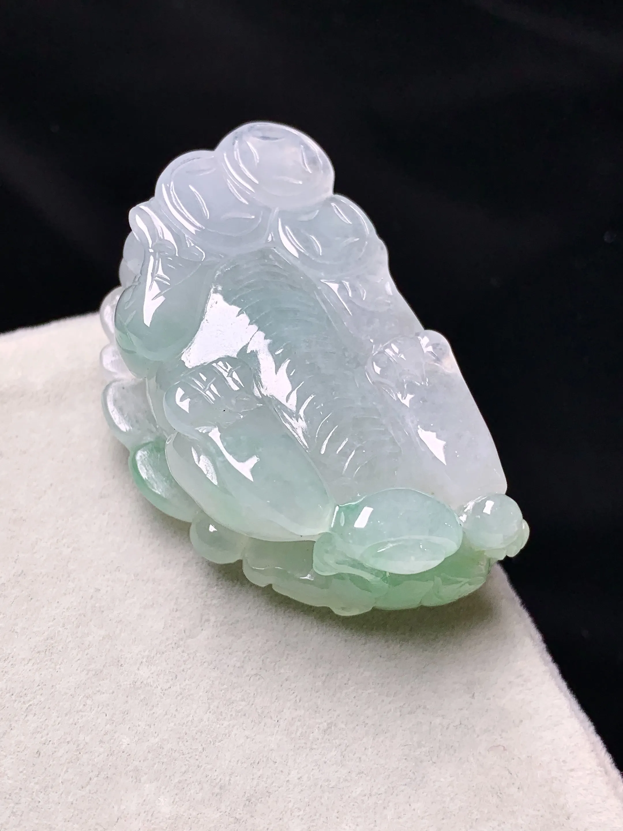 飘绿貔貅吊坠 玉质细腻 色泽艳丽清新 整体尺寸39.6*22.6*13.2