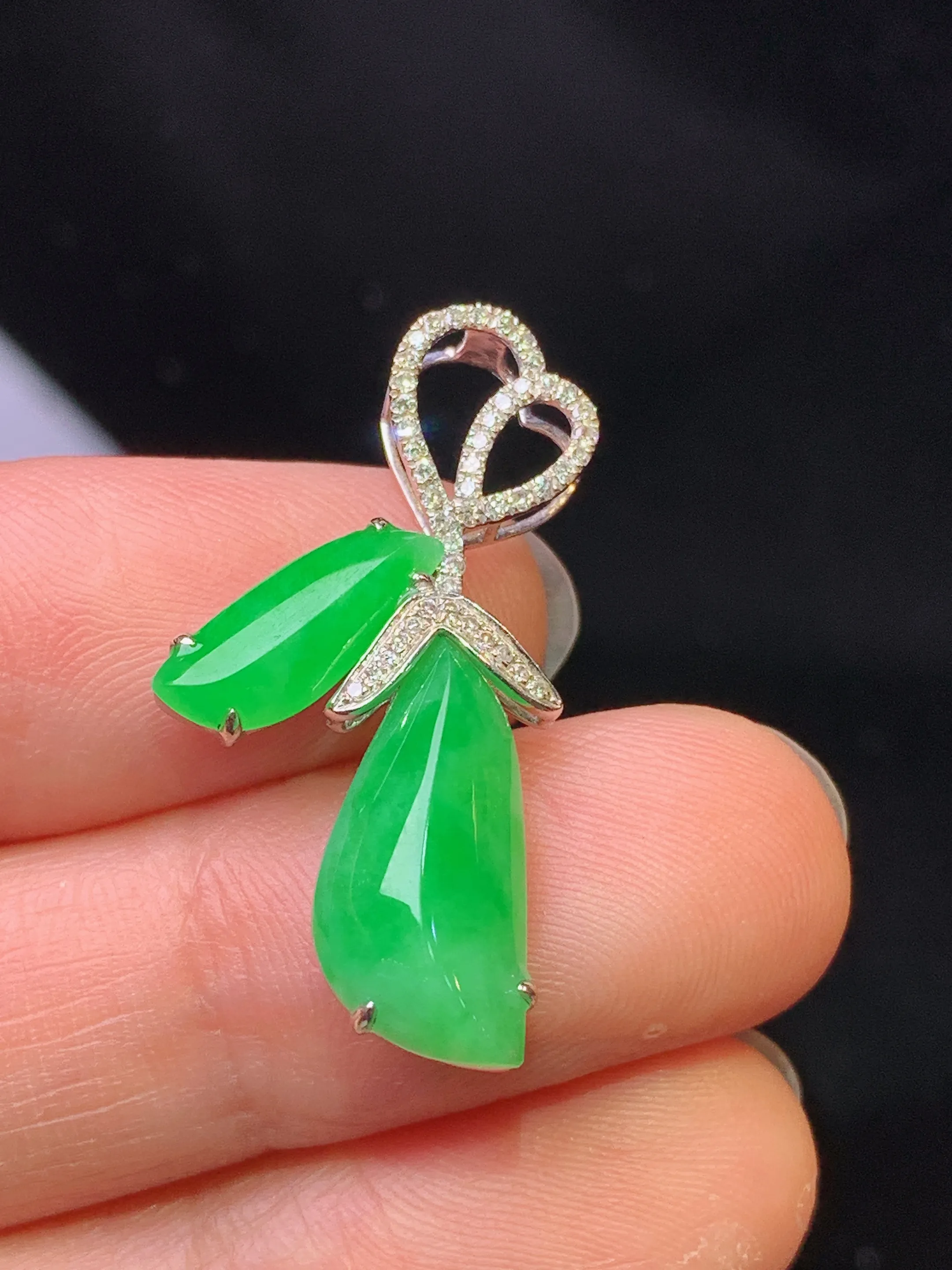 18k金钻镶嵌翠绿随形吊坠 玉质细腻 色泽艳丽清新 整体尺寸28.7*7.6*4.7