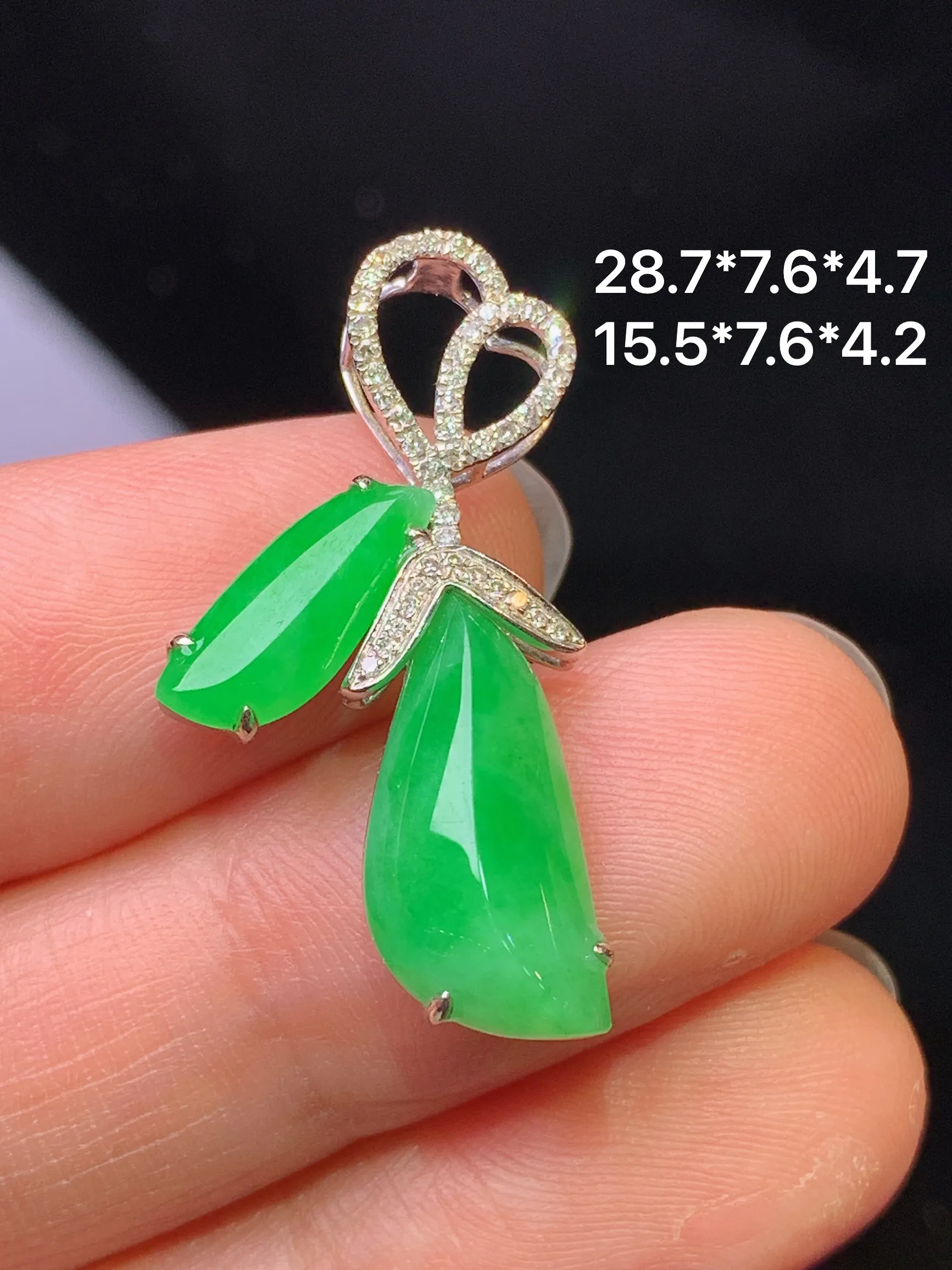 18k金钻镶嵌翠绿随形吊坠 玉质细腻 色泽艳丽清新 整体尺寸28.7*7.6*4.7