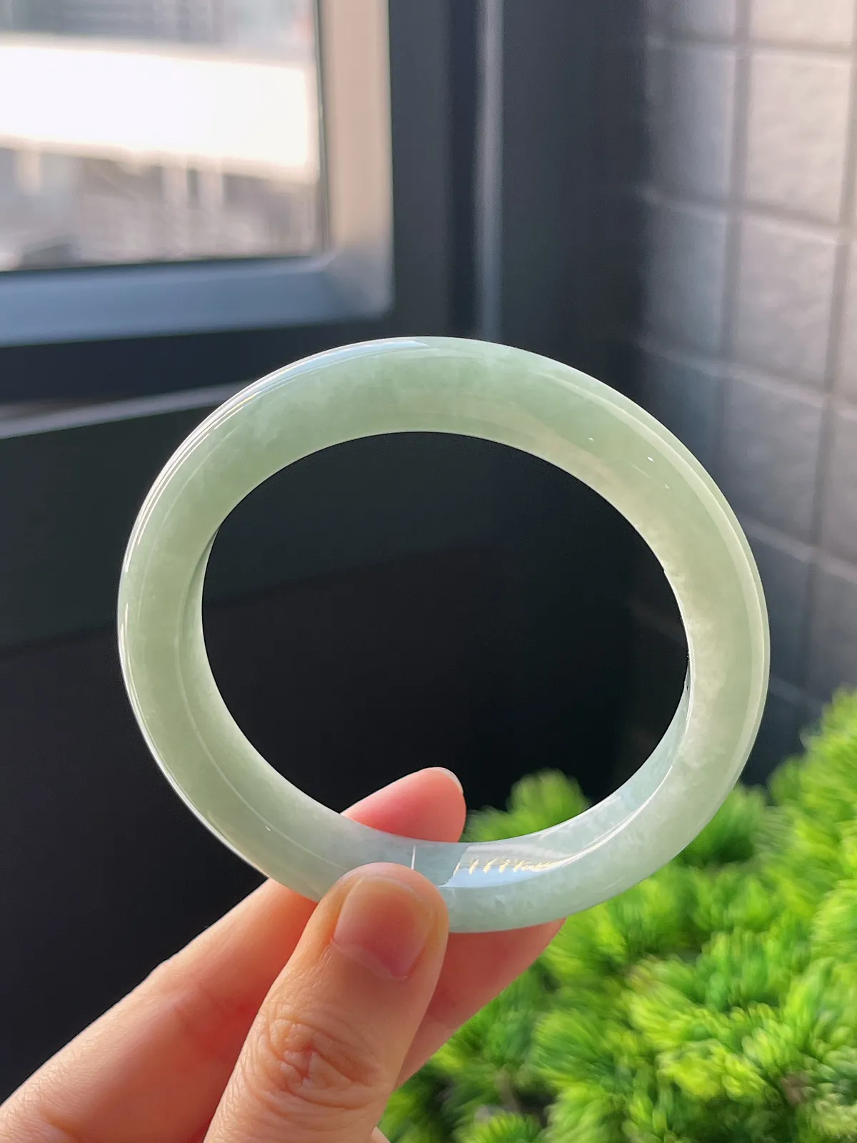 正圈56.8圈口，翡翠糯化种淡绿色手镯