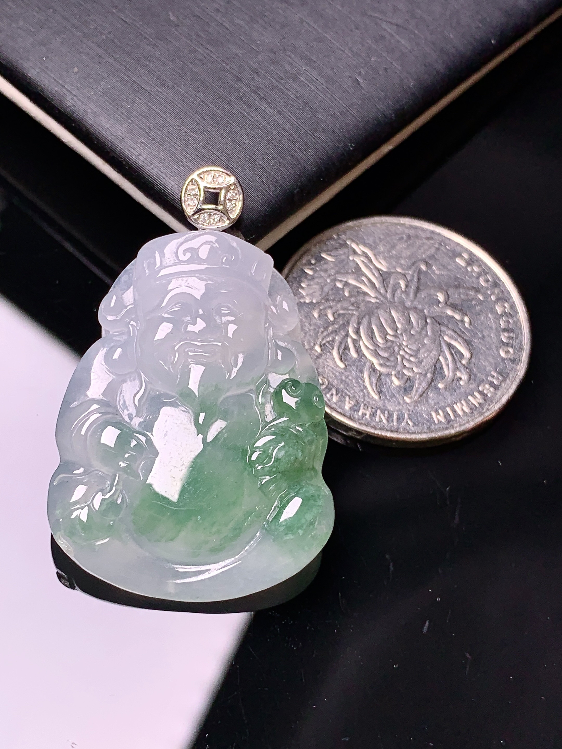 18k金钻镶嵌飘绿财神吊坠 玉质细腻 色泽艳丽清新 整体尺寸37*23.8*5.3