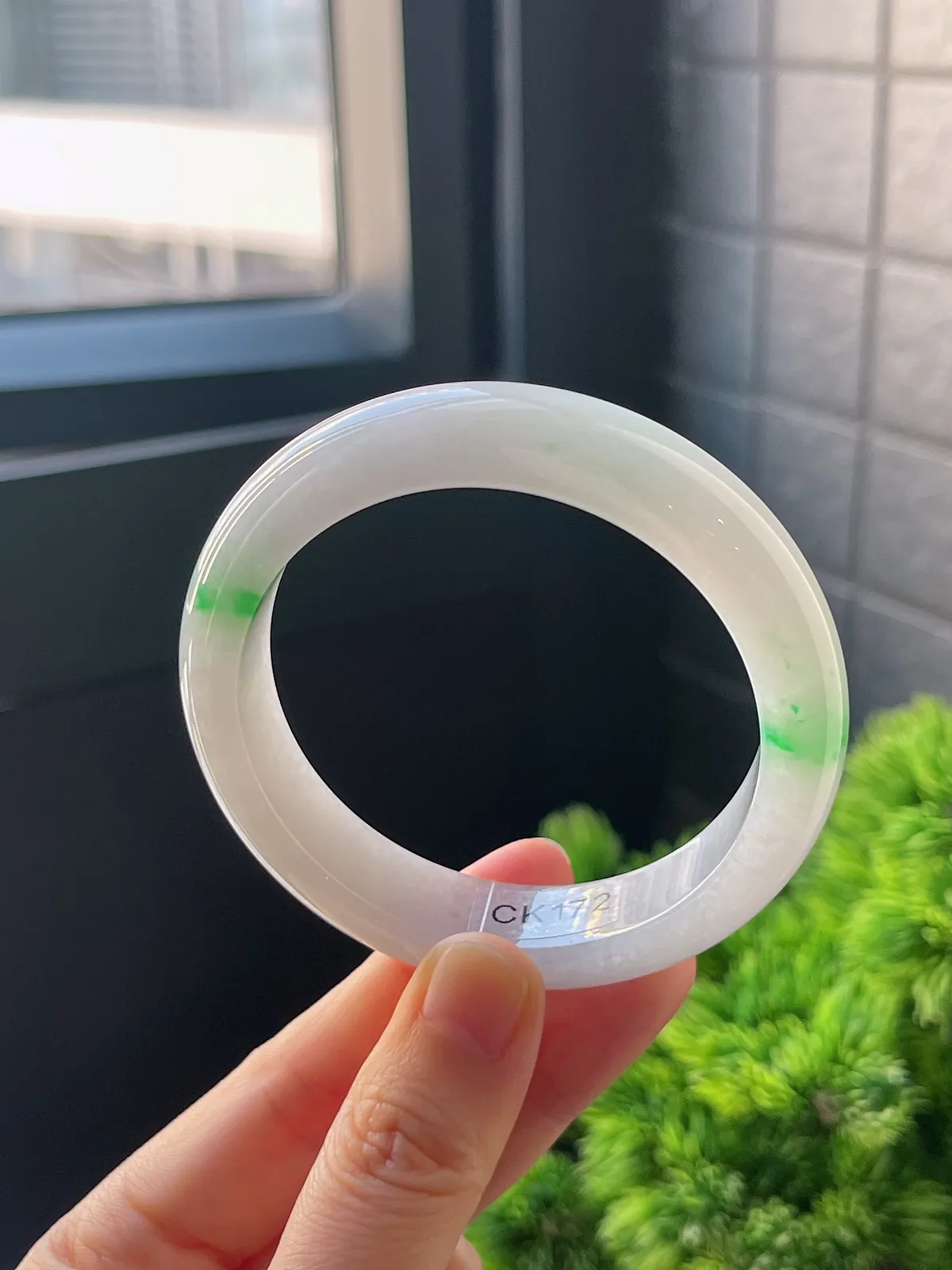 正圈54.7圈口，翡翠糯化种飘绿手镯