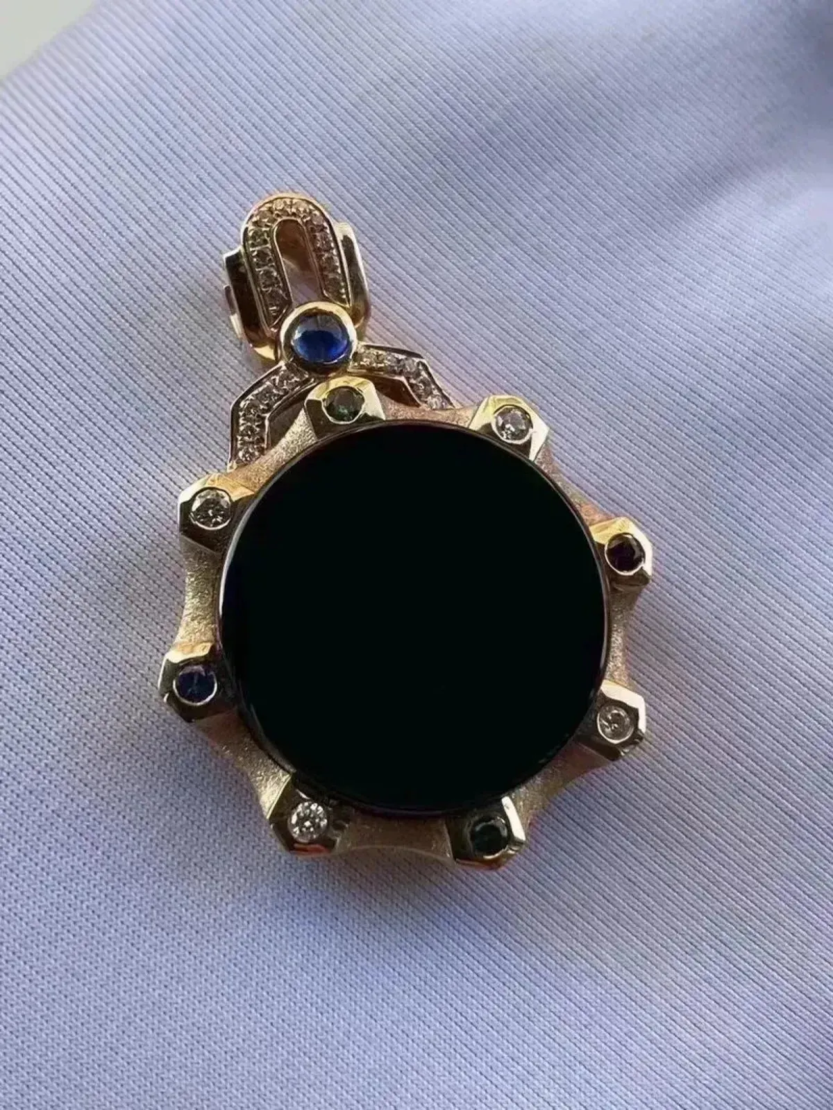 墨翠：【平安扣】吊坠、18K金+南非钻镶嵌，细腻干净，黑度极黑，性价比高，做工精致，打灯透绿 裸石尺寸：18.5*6.3