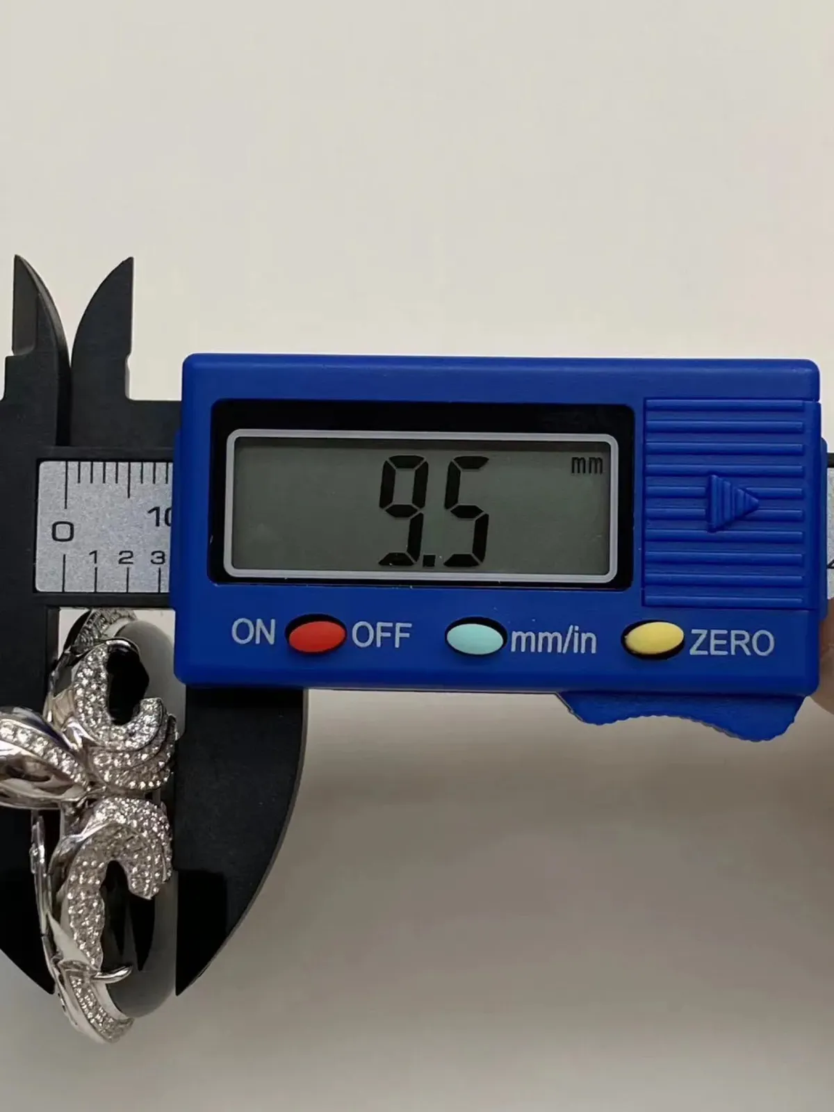 墨翠：【平安扣】吊坠、18K金+南非钻镶嵌豪华镶嵌、细腻干净，黑度极黑，性价比高，做工精致，打灯透绿 裸石尺寸 35.9.