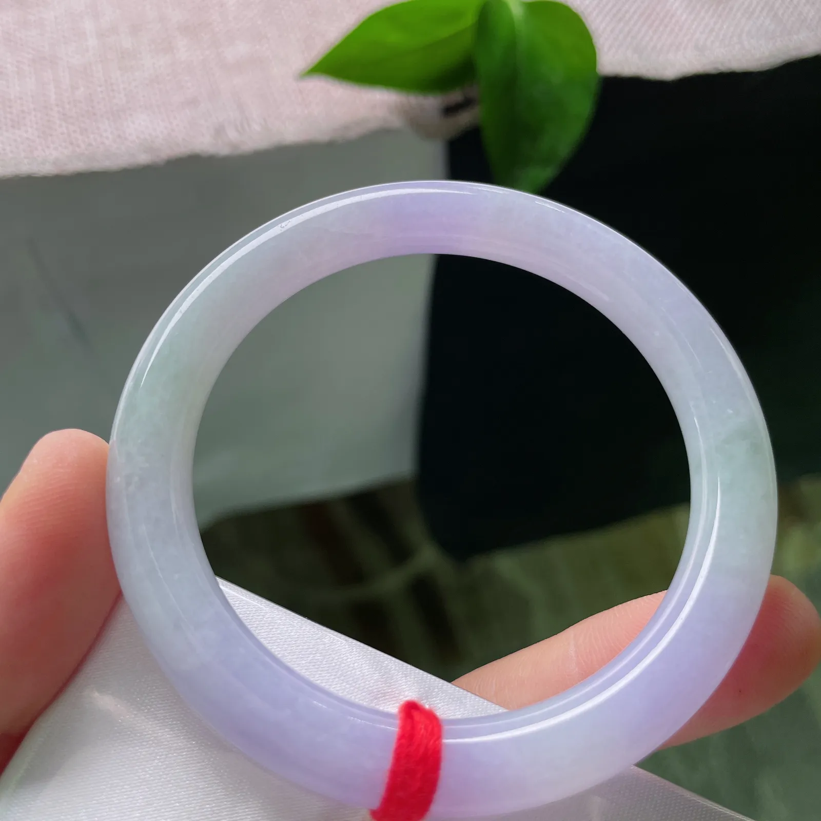 尺寸 54.8/8.8，紫罗兰小圆条，色泽艳丽，佩戴甜美，不失小家碧玉的气质。