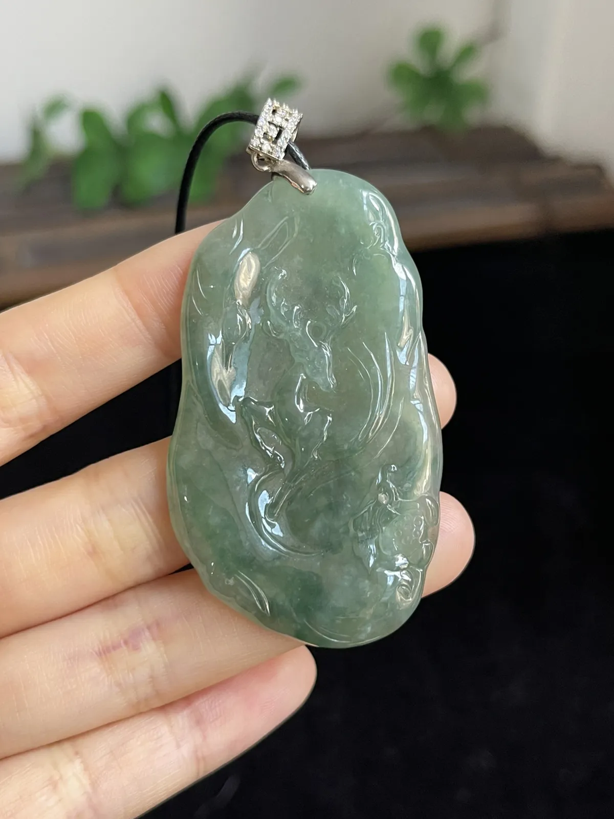 翡翠冰糯种浅绿色吊坠